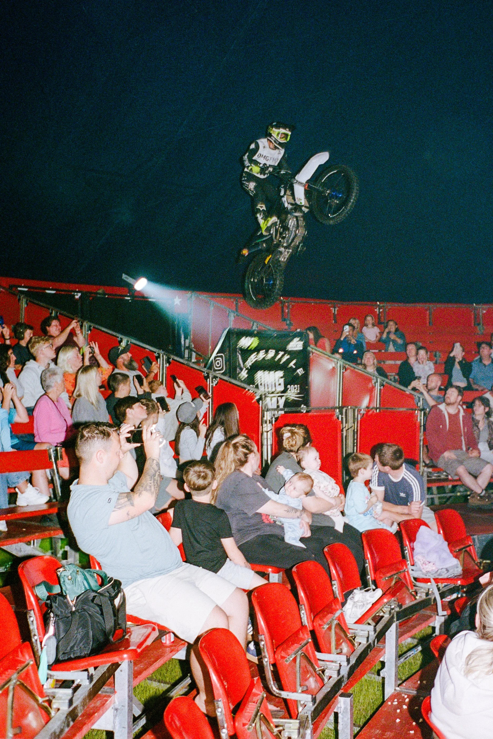 LeicaM6_12_UK_07_Scarborough_OMG-Circus_100867240022.JPG