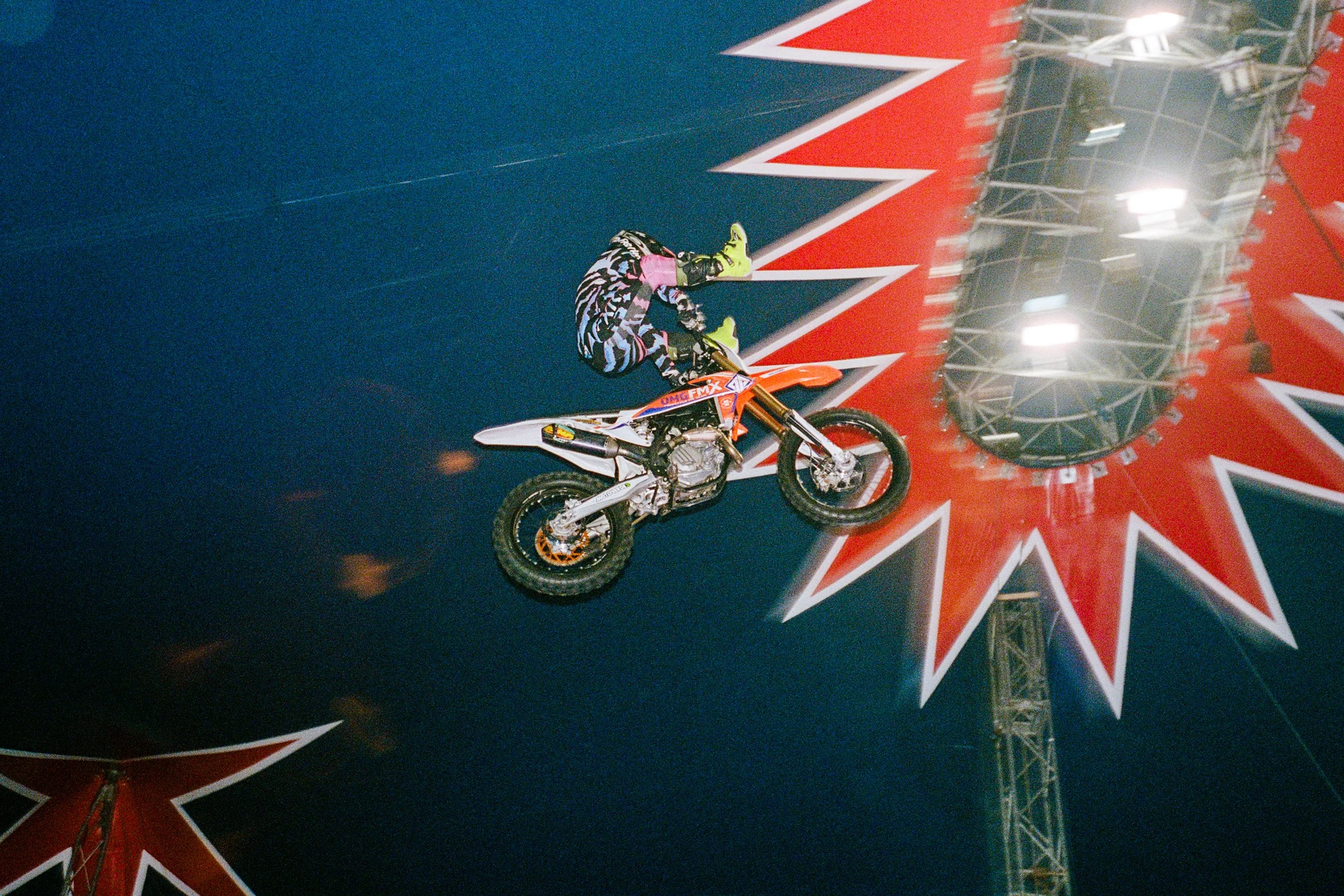 LeicaM6_12_UK_07_Scarborough_OMG-Circus_100867240023.JPG