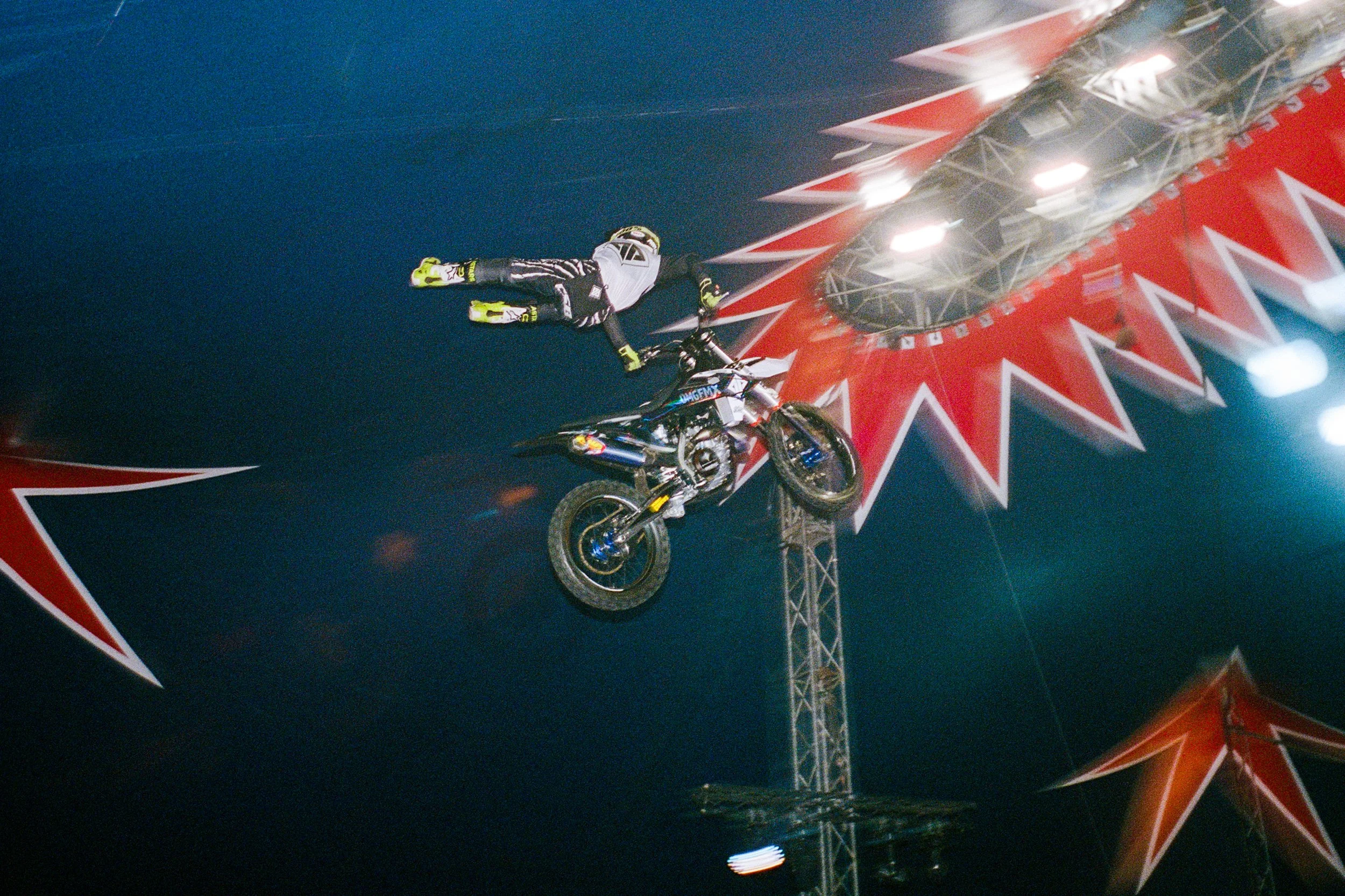 LeicaM6_12_UK_07_Scarborough_OMG-Circus_100867240028.JPG