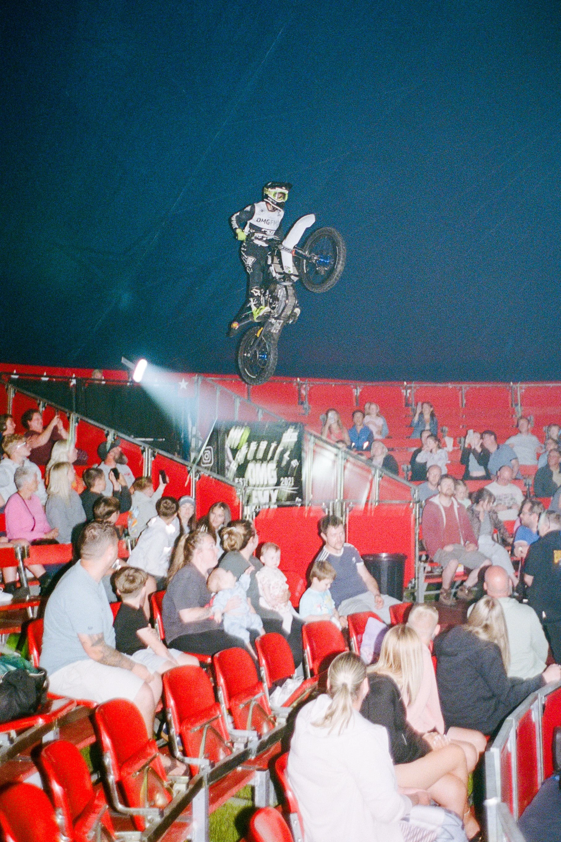 LeicaM6_12_UK_07_Scarborough_OMG-Circus_100867240027.jpg