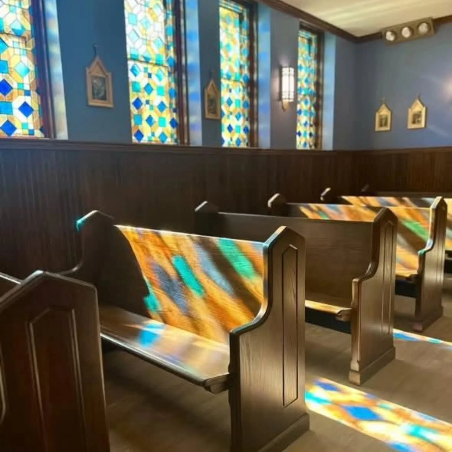 There are times when it all works!

#sacredspace #paintingwithlight #paintedglass #sacredart #detailsmatter #light