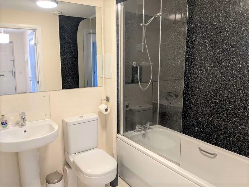 11 BATHROOM.jpg