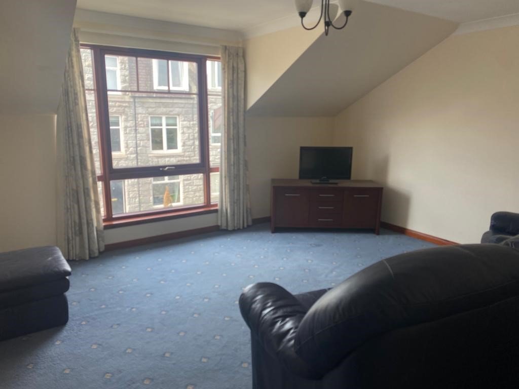 Lounge 1.jpg