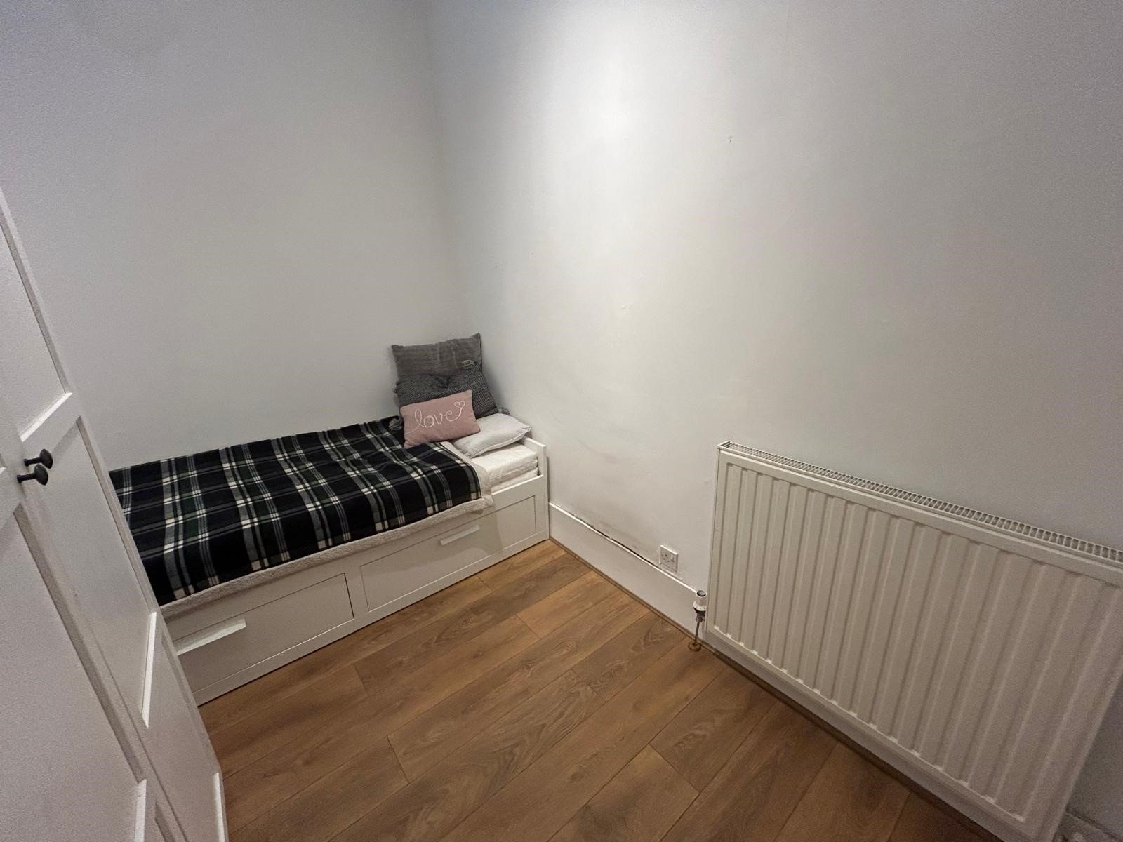 Single bedroom_2.jpg