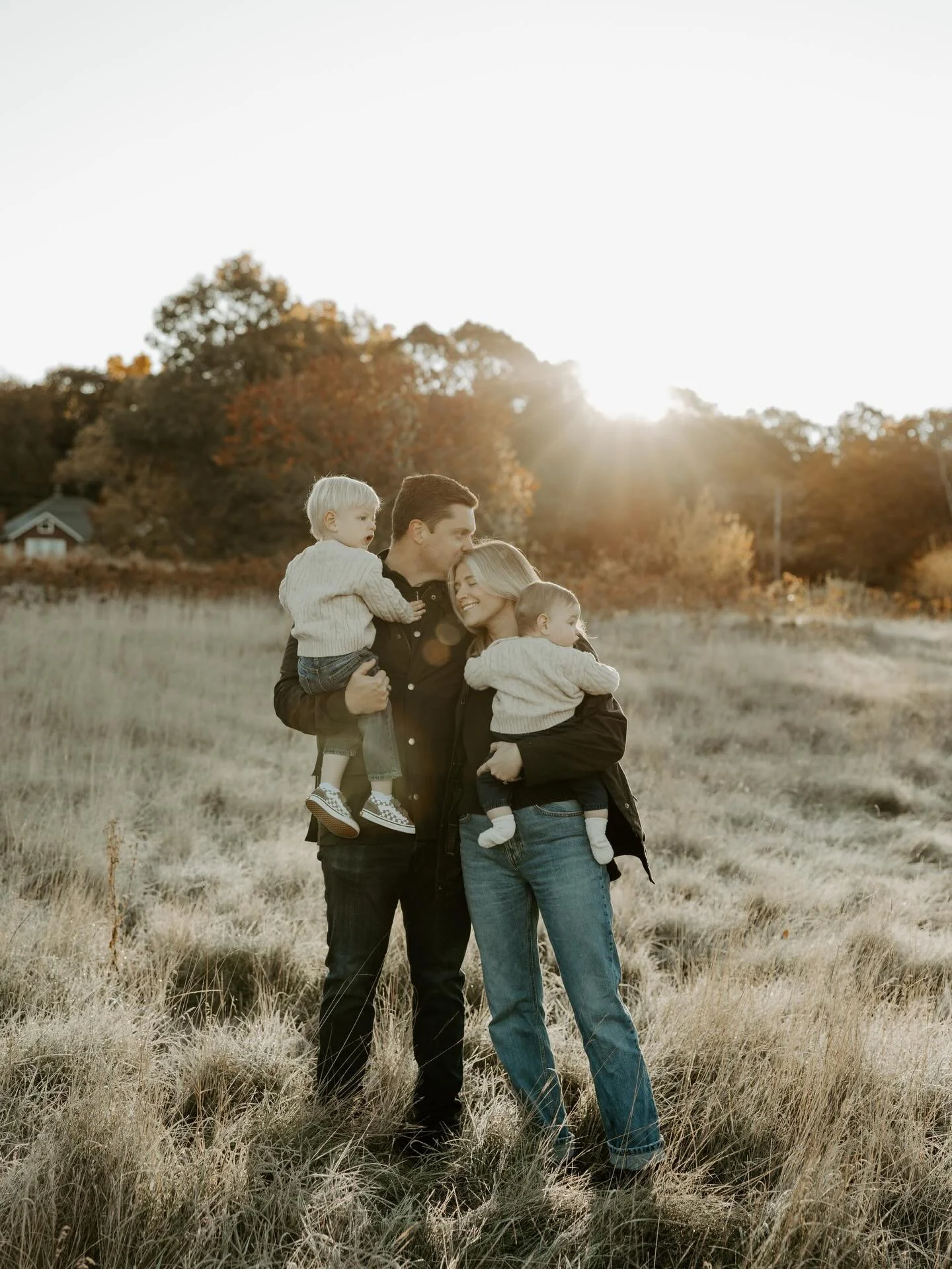 A chilly morning documenting one of my favorite families! But really family shoot or @gap ad? Because Sam styled her family PERFECTLY! I&rsquo;ve had so many family shoots this time of year and it&rsquo;s such a honor every single time 🤍
&mdash;&mda