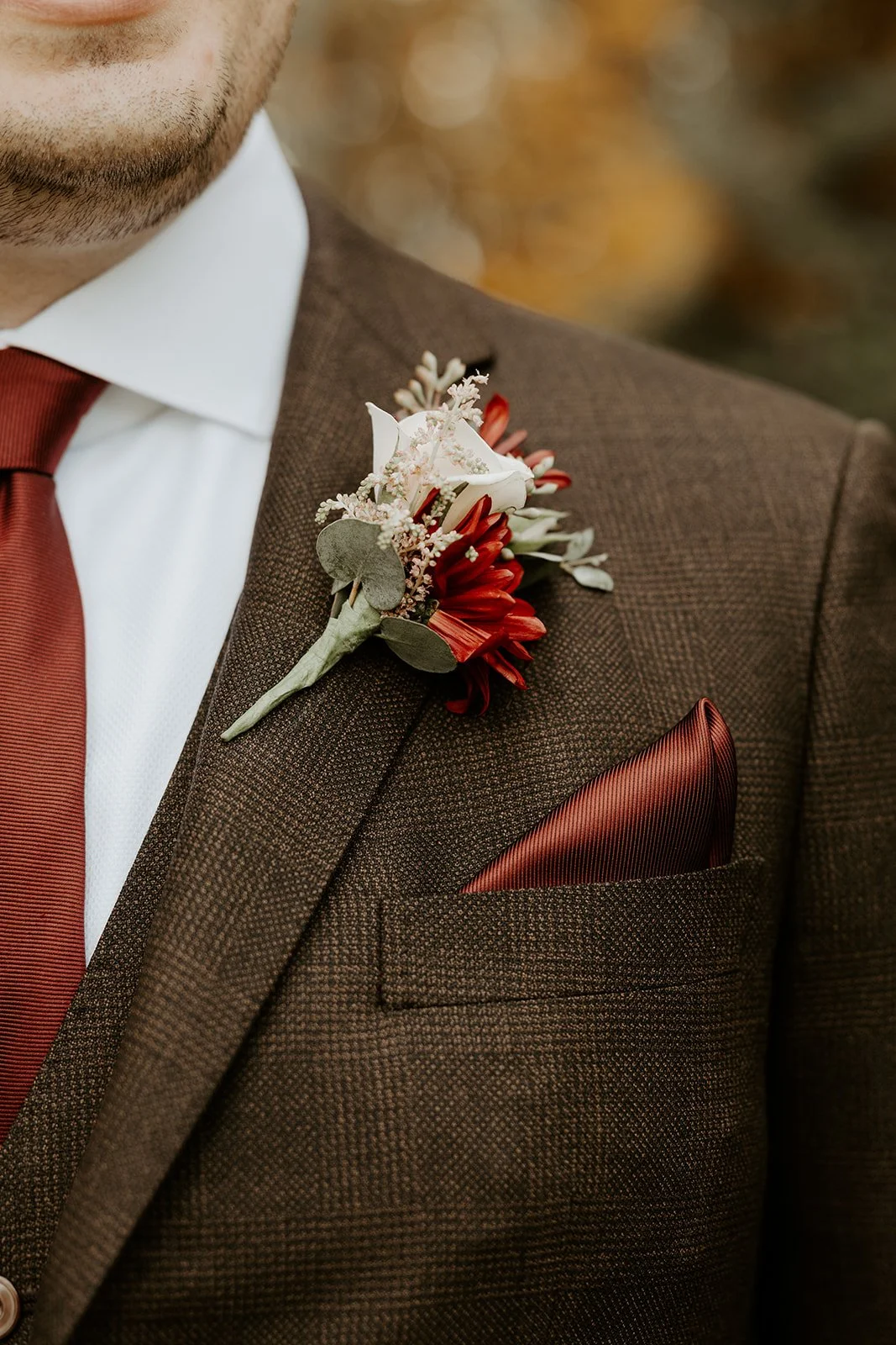 A groom's fall wedding outfit