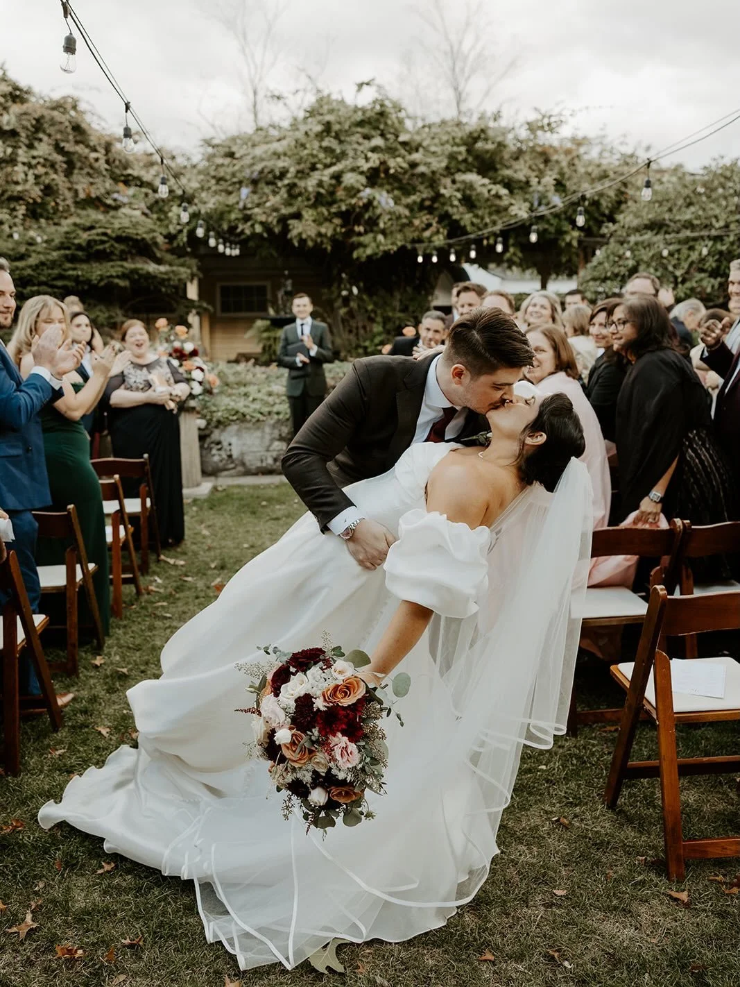 A fall wedding at the @bedfordvillageinnweddings now on the blog &mdash; read all about Hannah &amp; Andrew&rsquo;s beautiful day at this special NH venue 🍂
&bull;
&bull;
Venue: @bedfordvillageinnweddings 
HMU: @lustreandwaves 
Florist: @jacquesflow