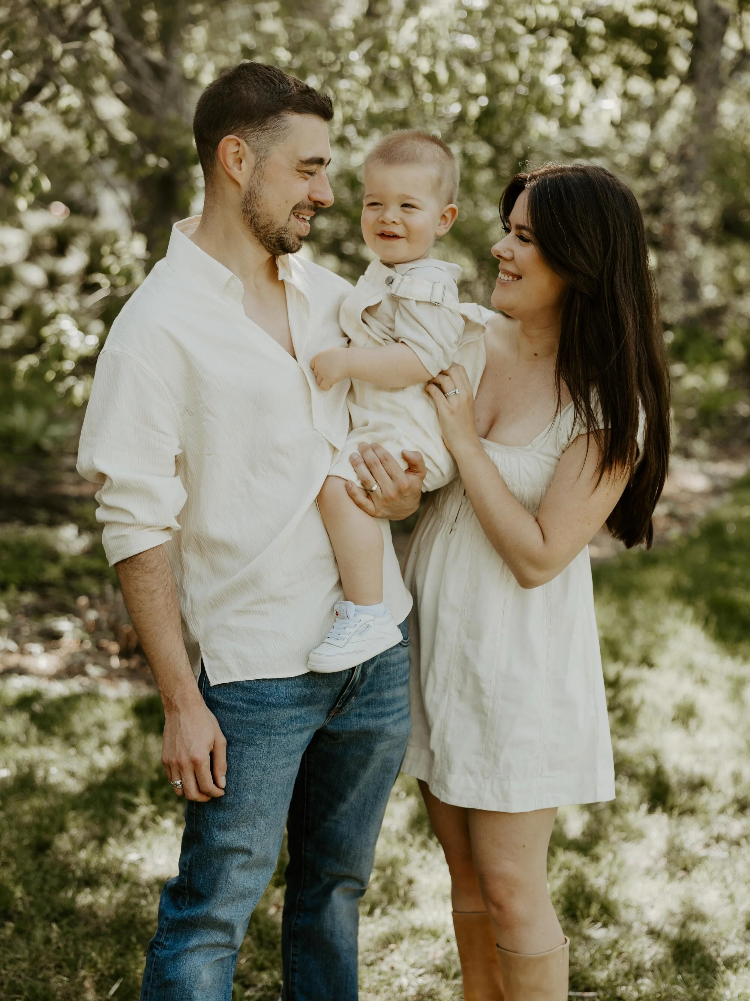 Such a sunny and warm morning finally for spring mini sessions! Thank you everyone who came last weekend ☀️ It&rsquo;s always such a joy seeing so many families and couples I adore and meeting new faces as well!