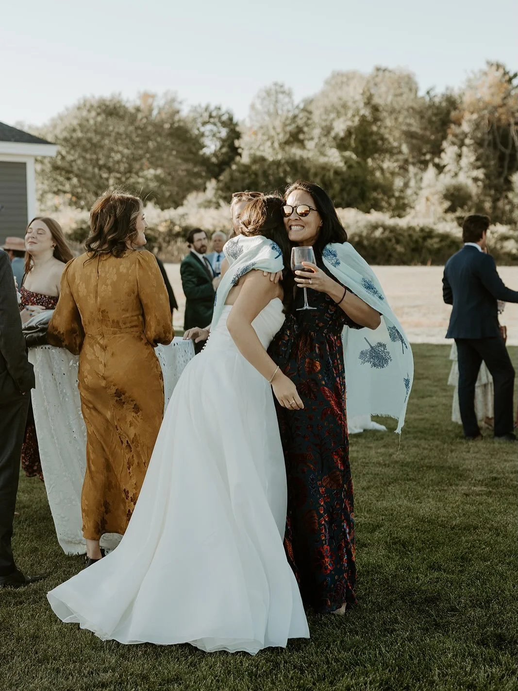 Hugs and details of cocktail hour 🍹
&bull;
&bull;
&bull;
Planner: @confetti.and.cocktailsevents
HMU: @hairetcportlandmaine 
Florist: @stem_and_vine 
DJ: @allstar_weddings
Raw Bar: @ladyshuckers 
Rentals: @partywithconfettirentals 
Uplighting + Disco