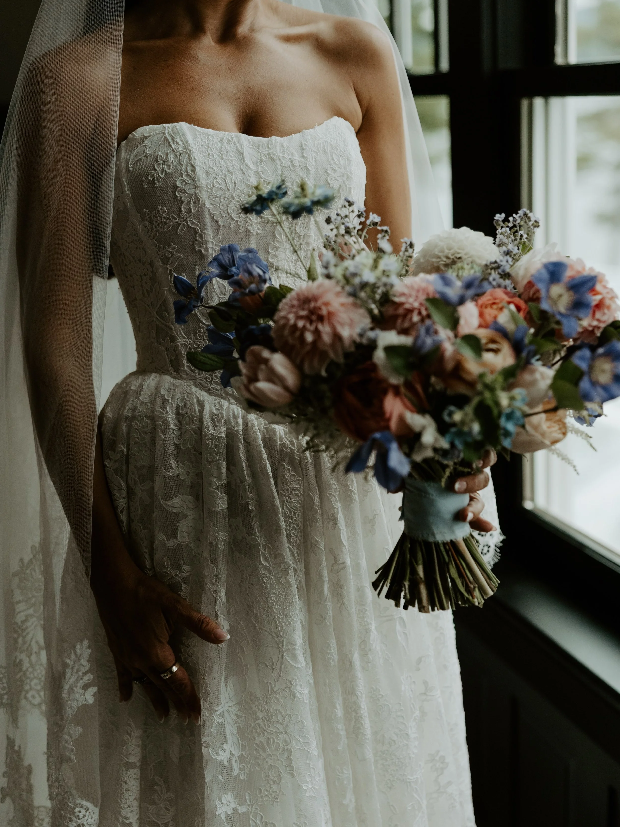 The most stunning wedding in NH with Kelly &amp; Greg &mdash; feel so honored to have second shot this day alongside the amazing @helloimemmaquinn 🤍

#nhweddingphotographer #nhwedding #newhampshireweddingphotographer