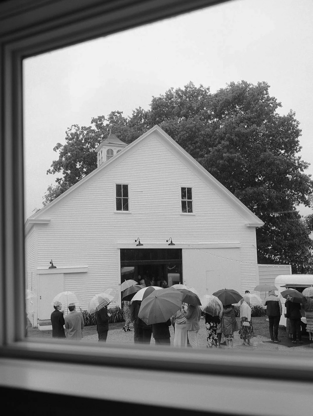 Preparing for some possible upcoming rain this weekend? New blog post is up on the website that could be helpful with how to prepare for a rainy wedding day&hellip;Just in case ☔️ Sarah and Conor&rsquo;s day at @scotlandfields will forever be one of 