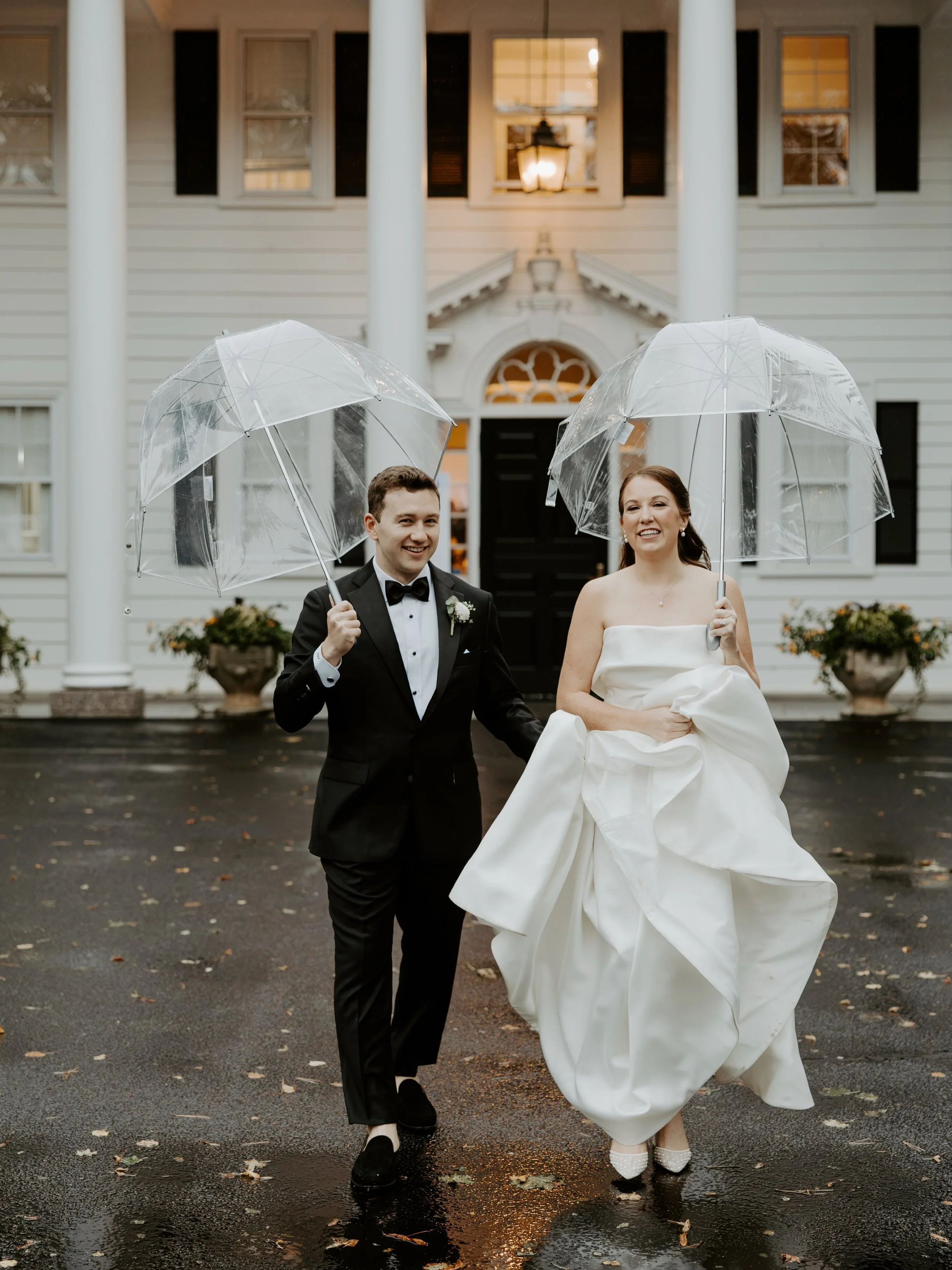 A nor&rsquo;easter had absolutely nothing on Helen &amp; Jason&rsquo;s wedding day last weekend! These two didn&rsquo;t let the forecast impact their joy once &mdash; they handled all the changes like champions and were beaming from ear to ear the en
