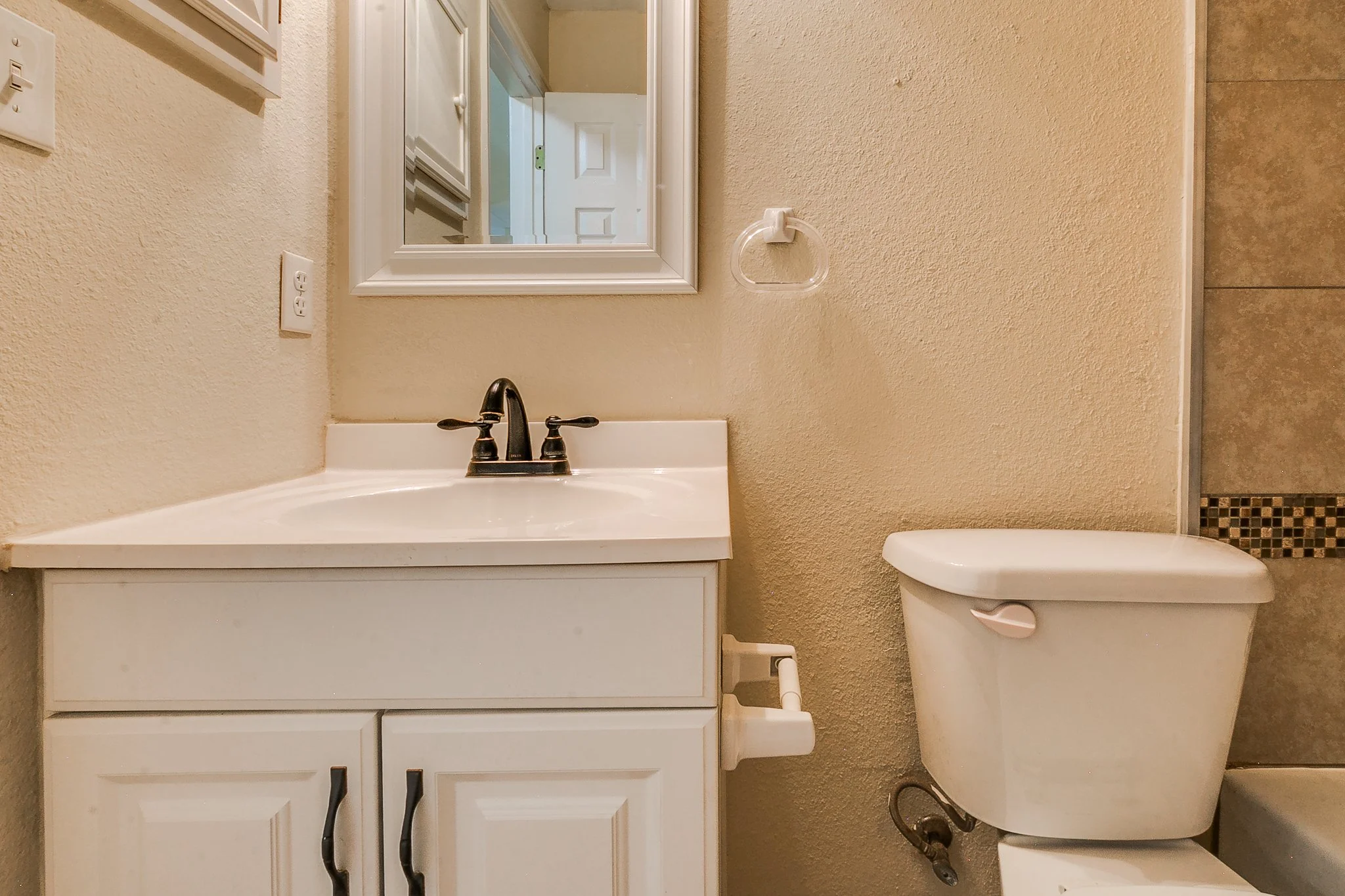 23-web-or-mls-2017 Elmhurst Dr - 23.jpg