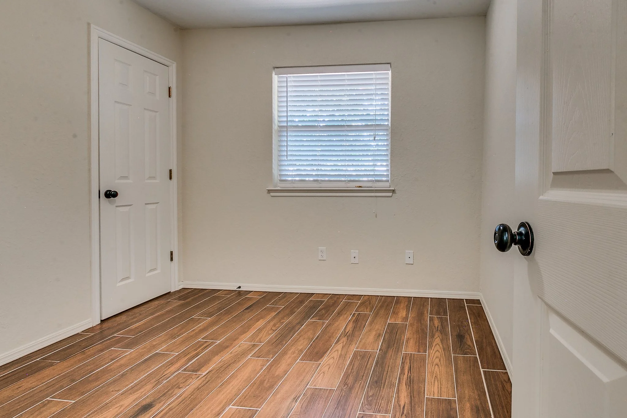 24-web-or-mls-2017 Elmhurst Dr - 24.jpg