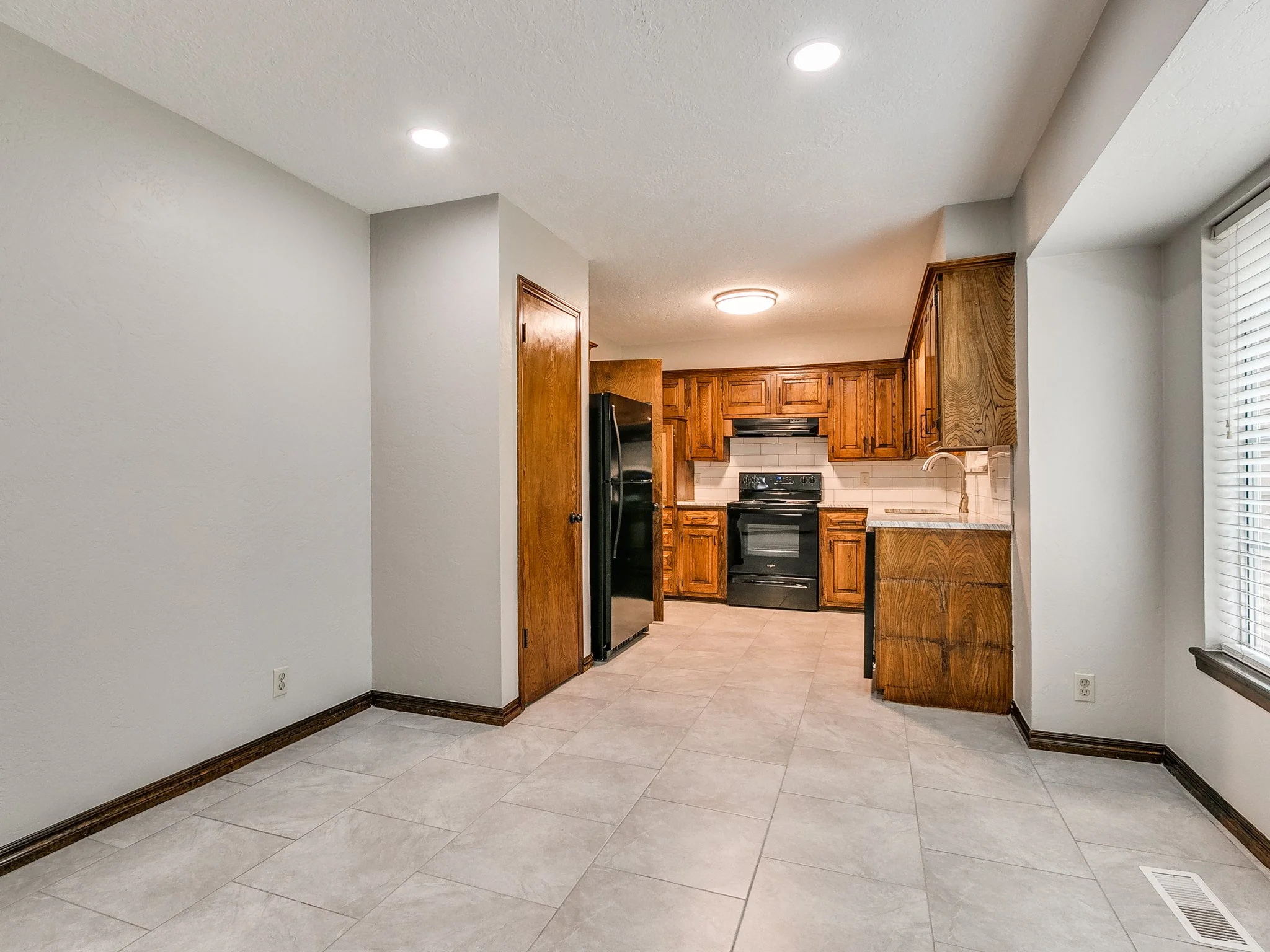 16-web-or-mls-1213 Westbrooke Terr-16.jpg