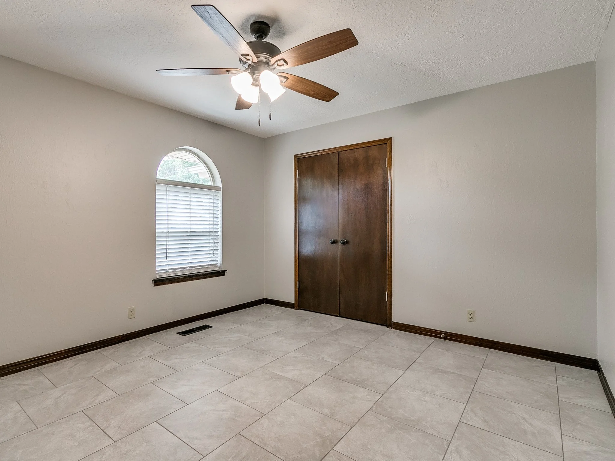 27-web-or-mls-1213 Westbrooke Terr-27.jpg