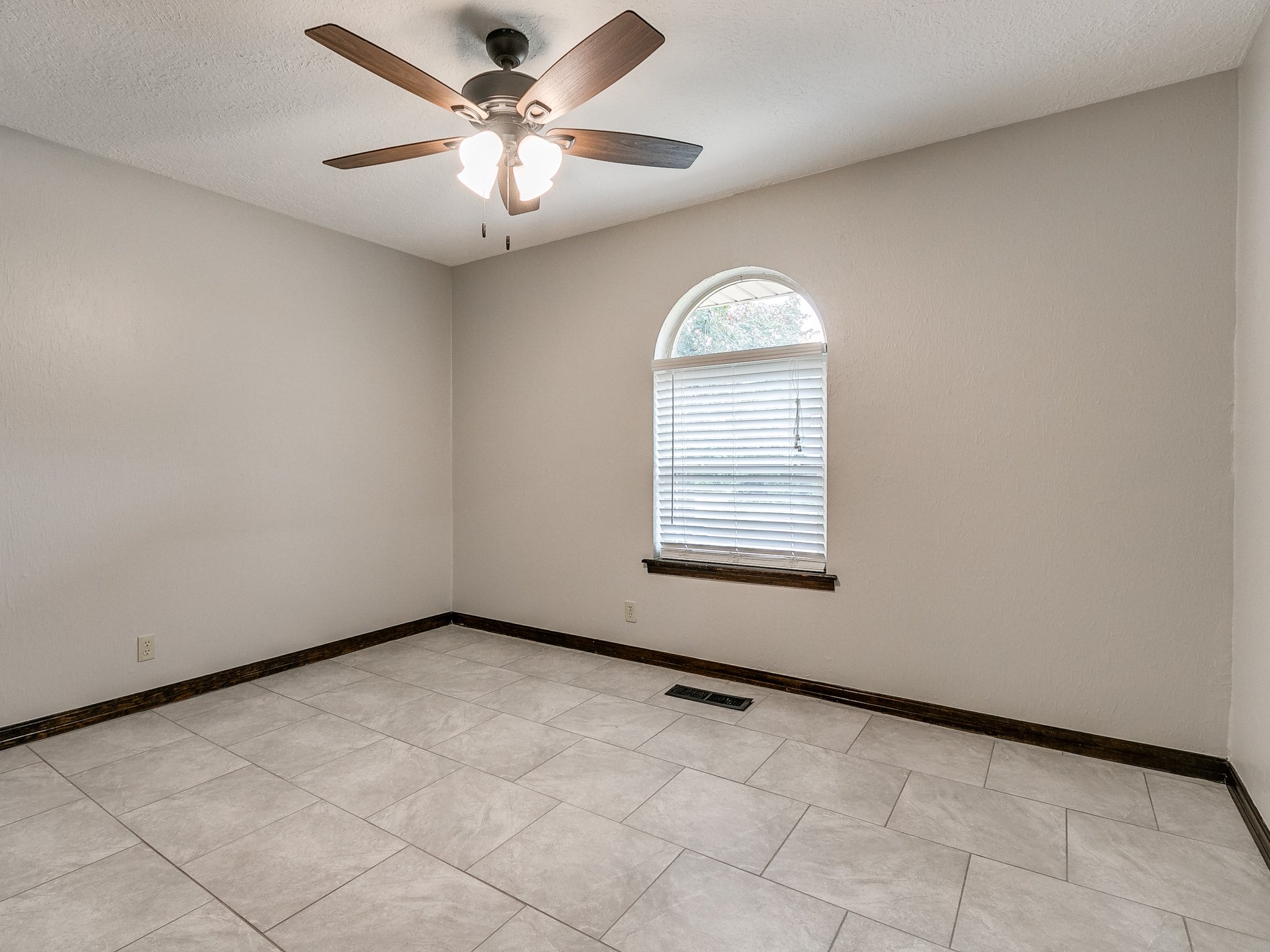 34-web-or-mls-1213 Westbrooke Terr-34.jpg