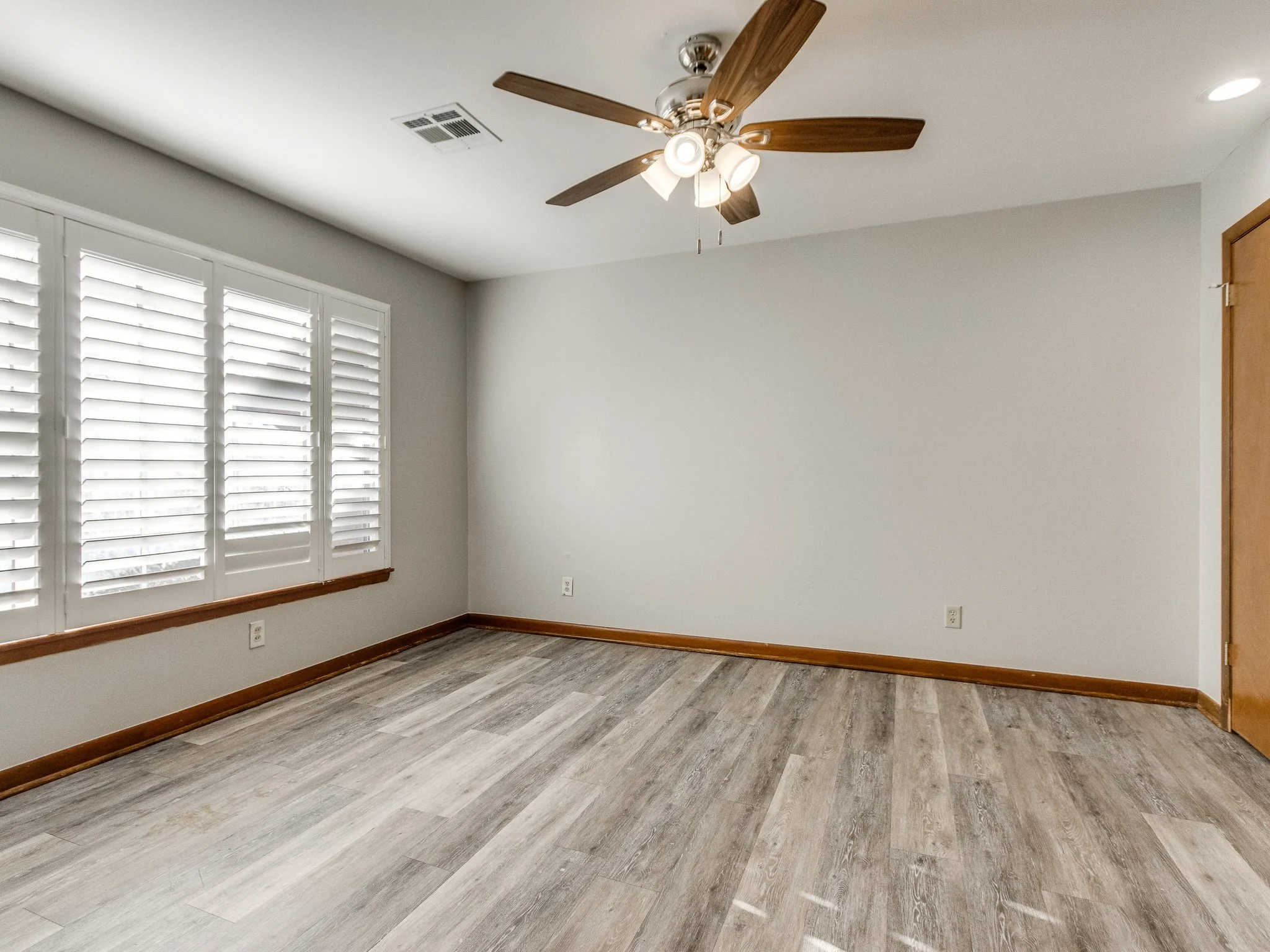 16-web-or-mls-421 Foreman Ave-16.jpg
