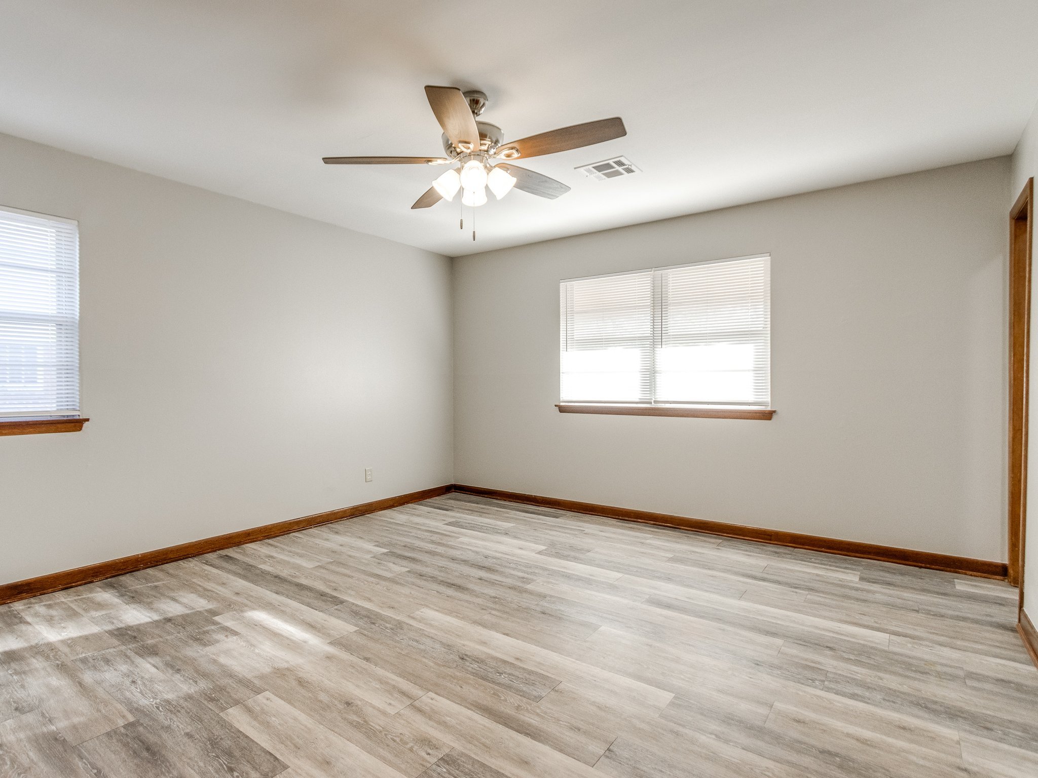 23-web-or-mls-421 Foreman Ave-23.jpg