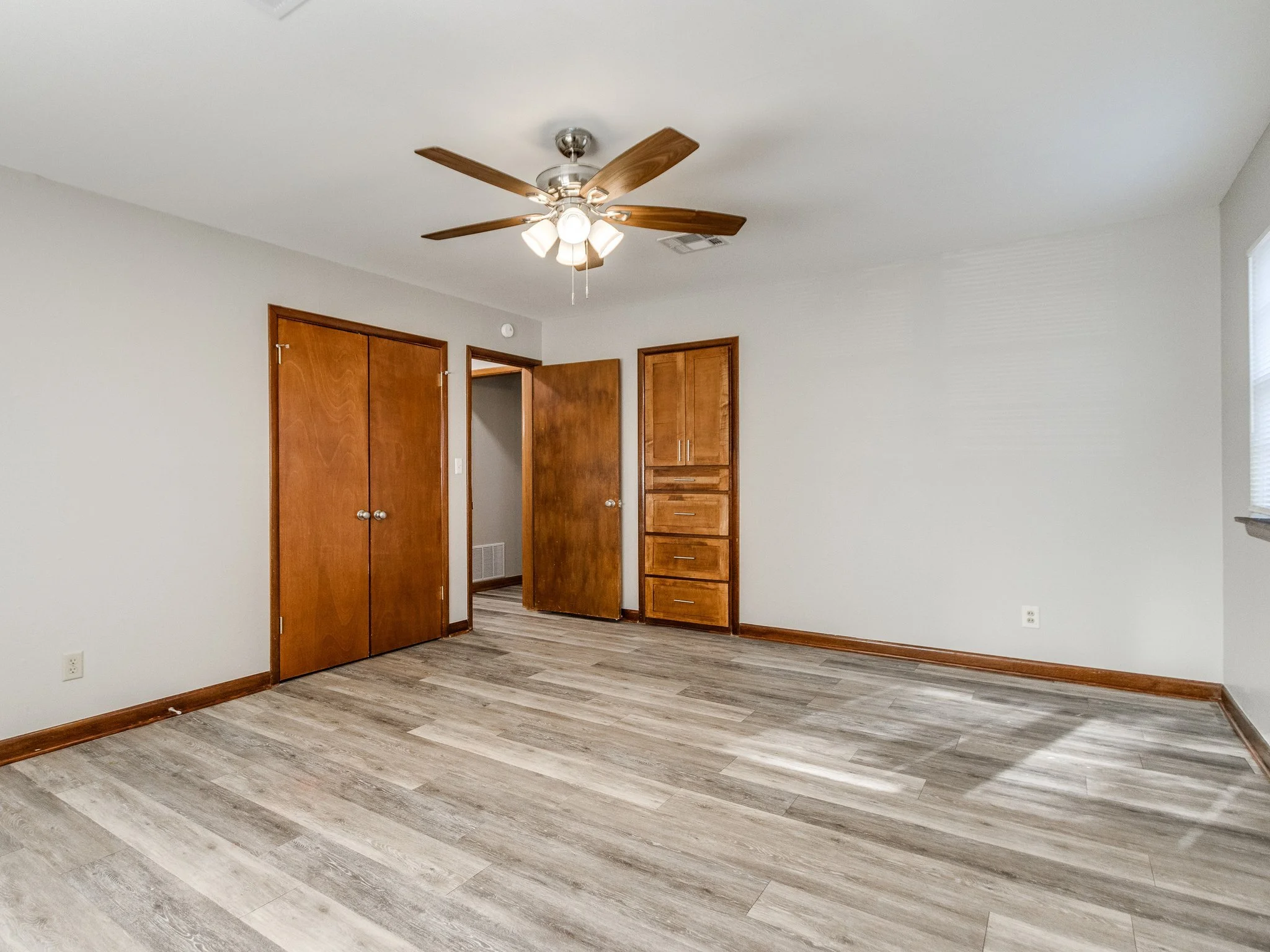 25-web-or-mls-421 Foreman Ave-25.jpg