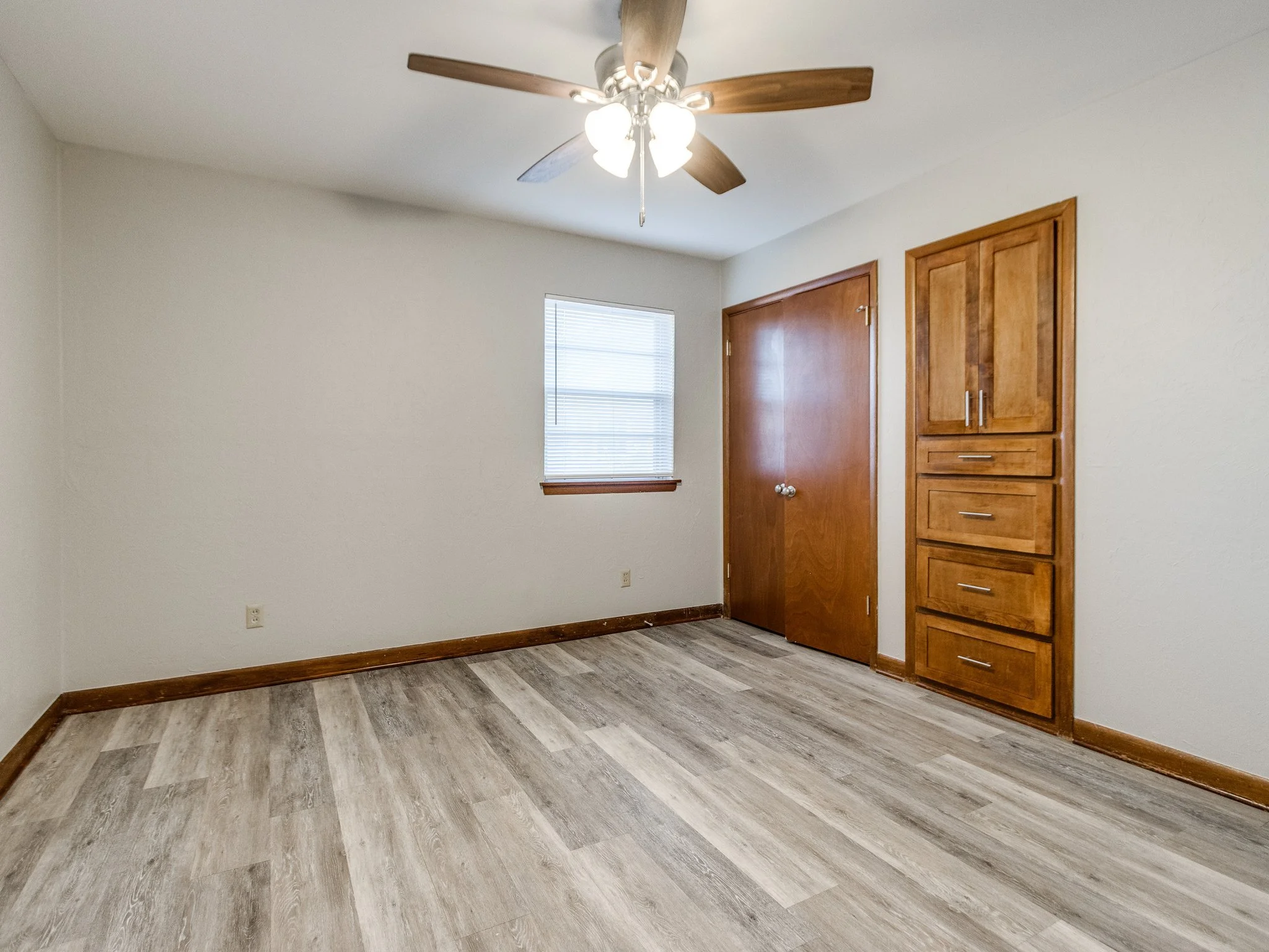 30-web-or-mls-421 Foreman Ave-30.jpg