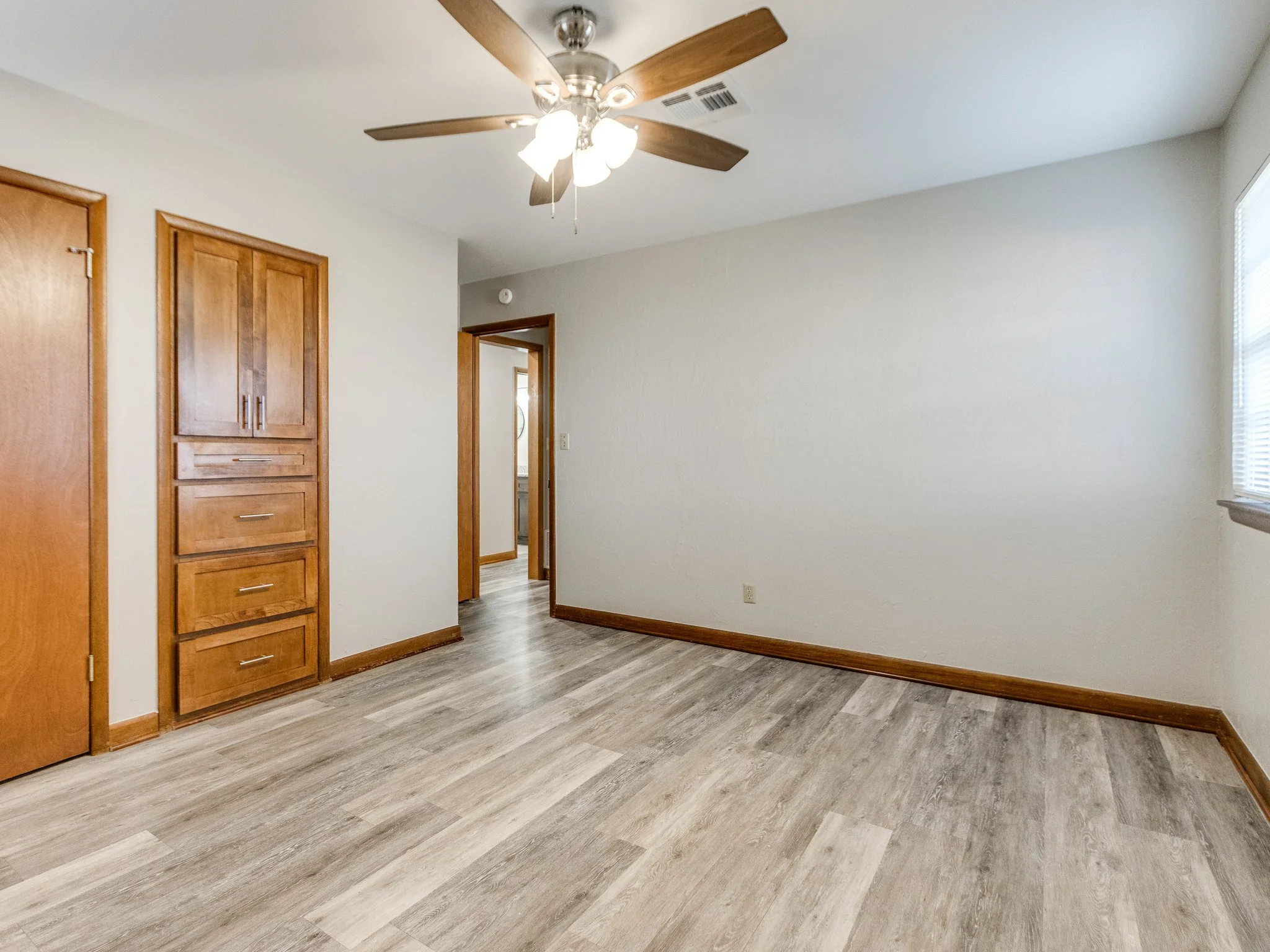 31-web-or-mls-421 Foreman Ave-31.jpg