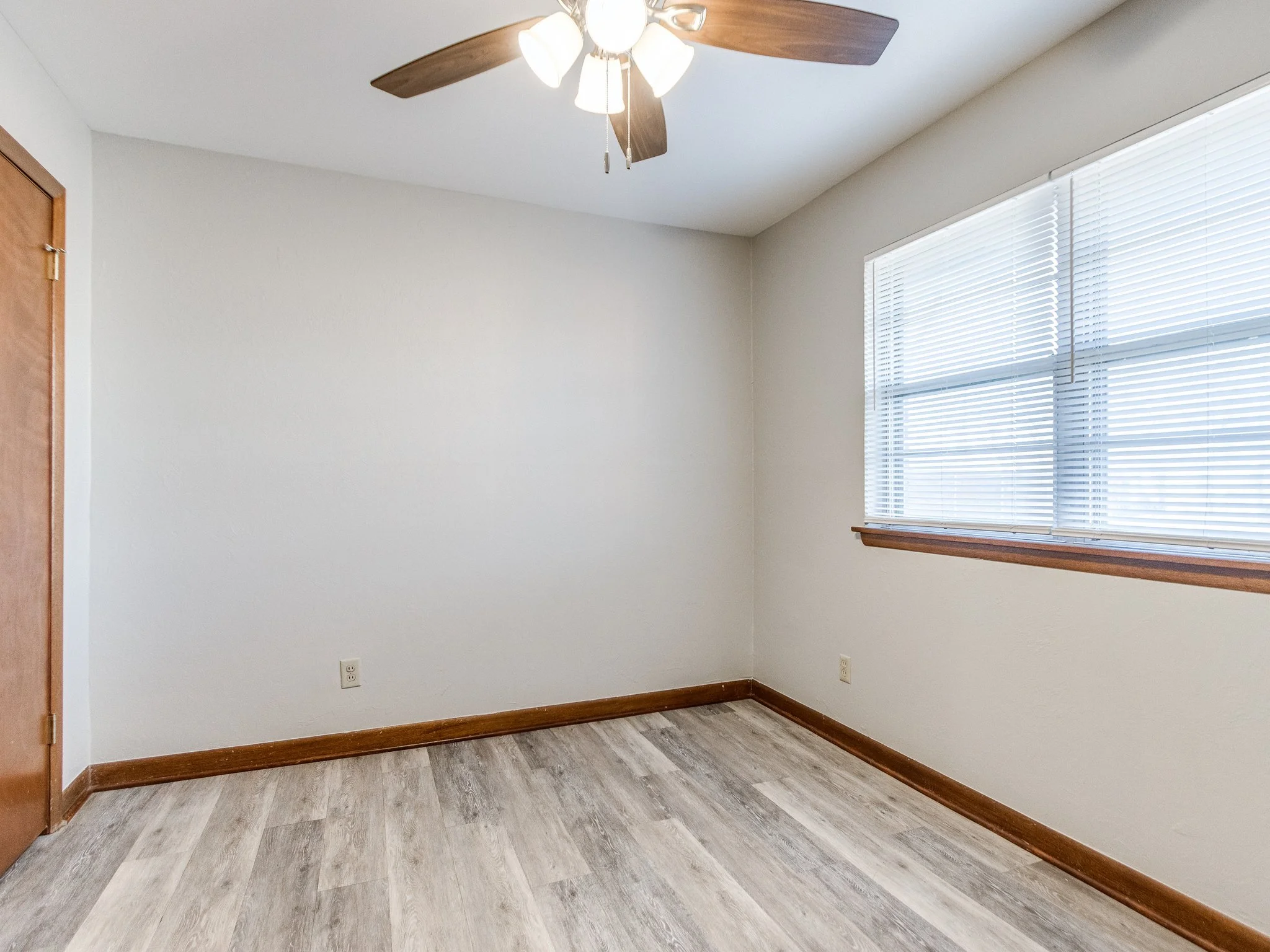 34-web-or-mls-421 Foreman Ave-34.jpg