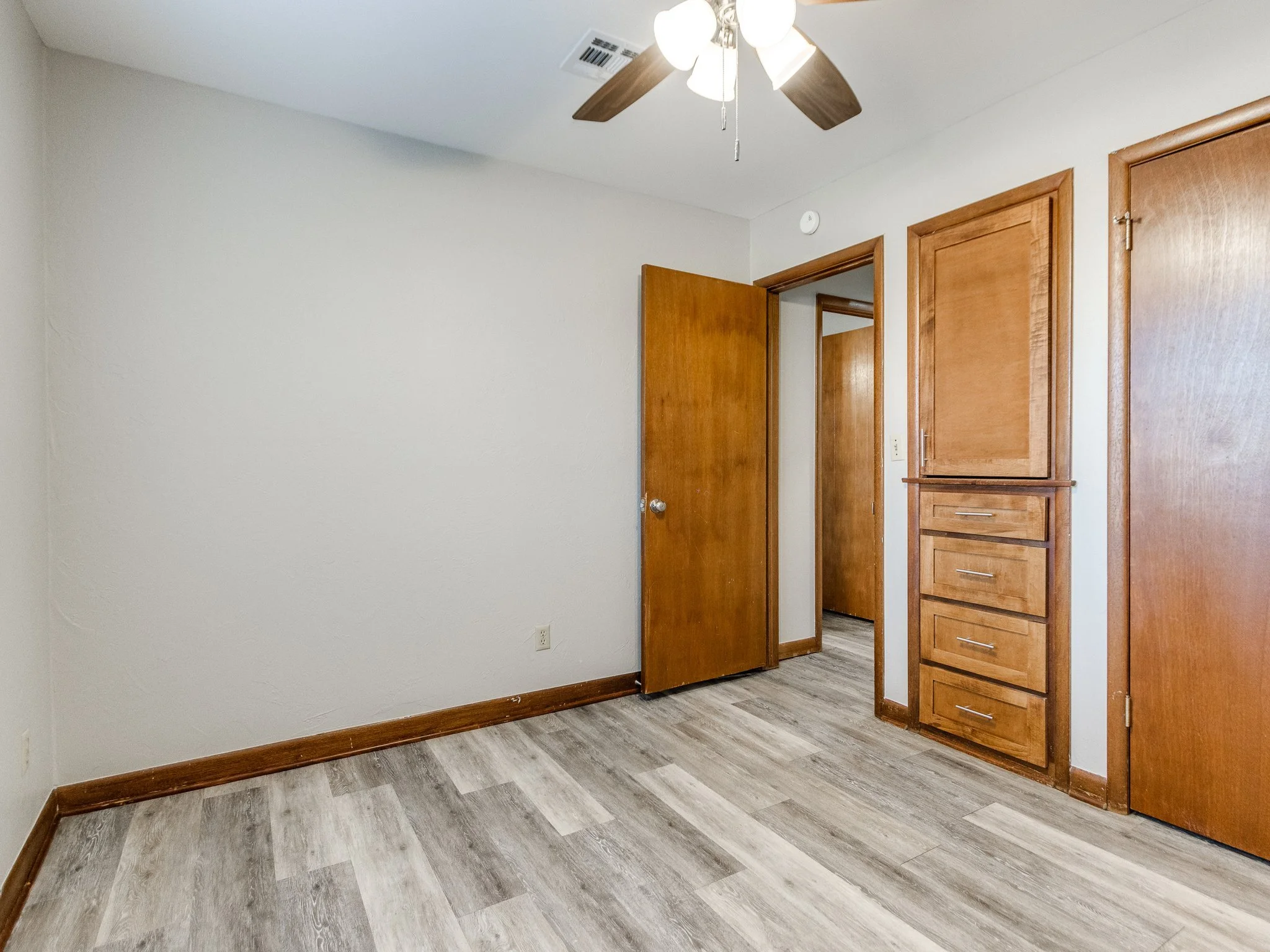 36-web-or-mls-421 Foreman Ave-36.jpg