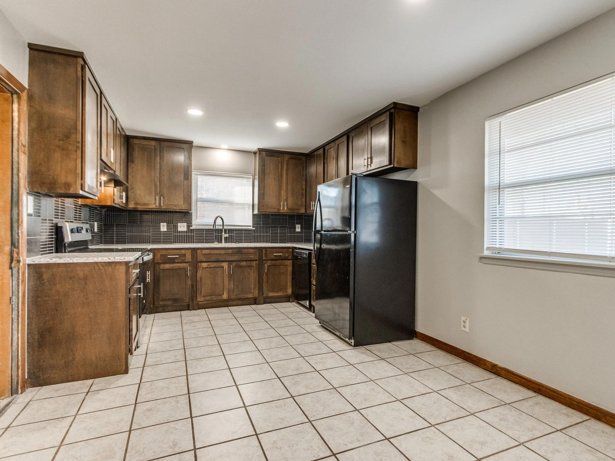 42-web-or-mls-421 Foreman Ave-42.jpg