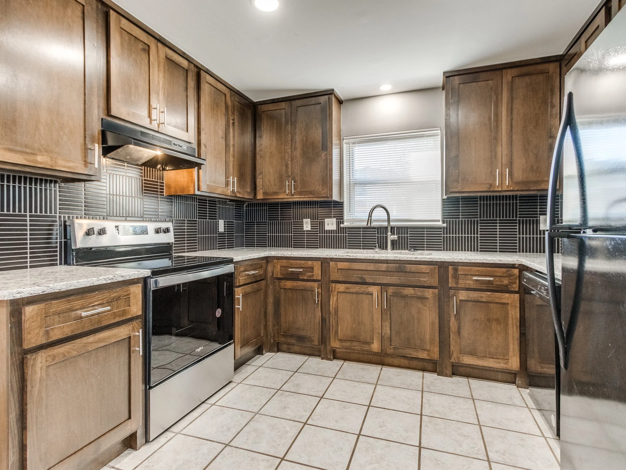 44-web-or-mls-421 Foreman Ave-44.jpg
