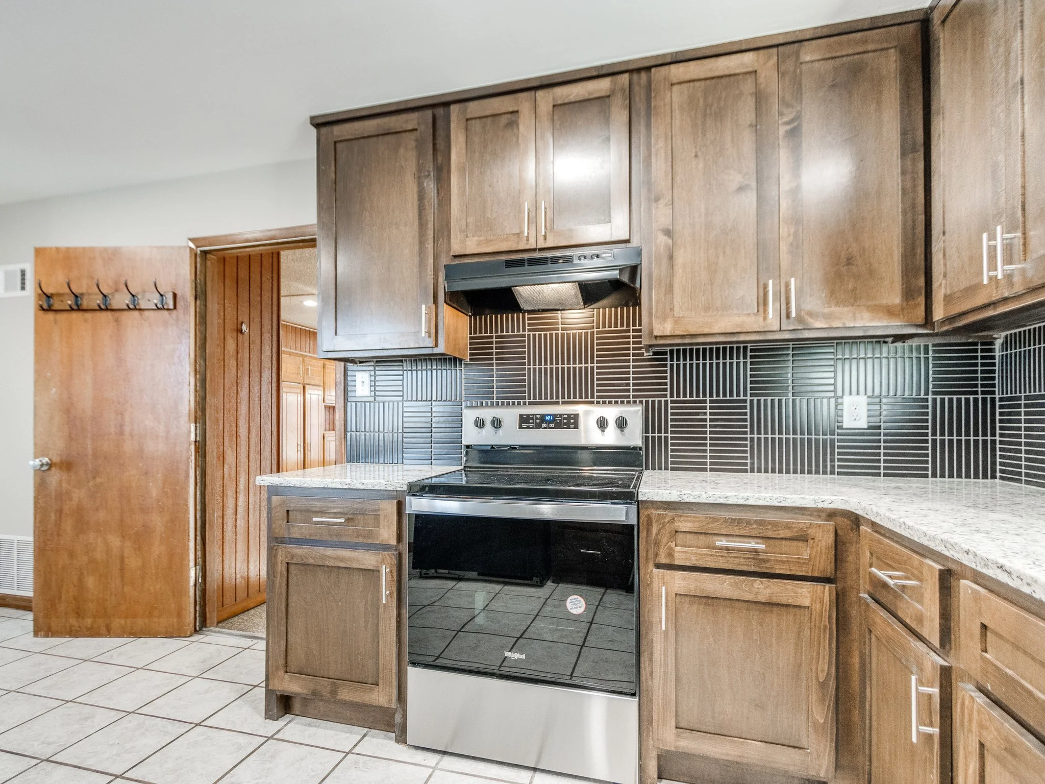 47-web-or-mls-421 Foreman Ave-47.jpg