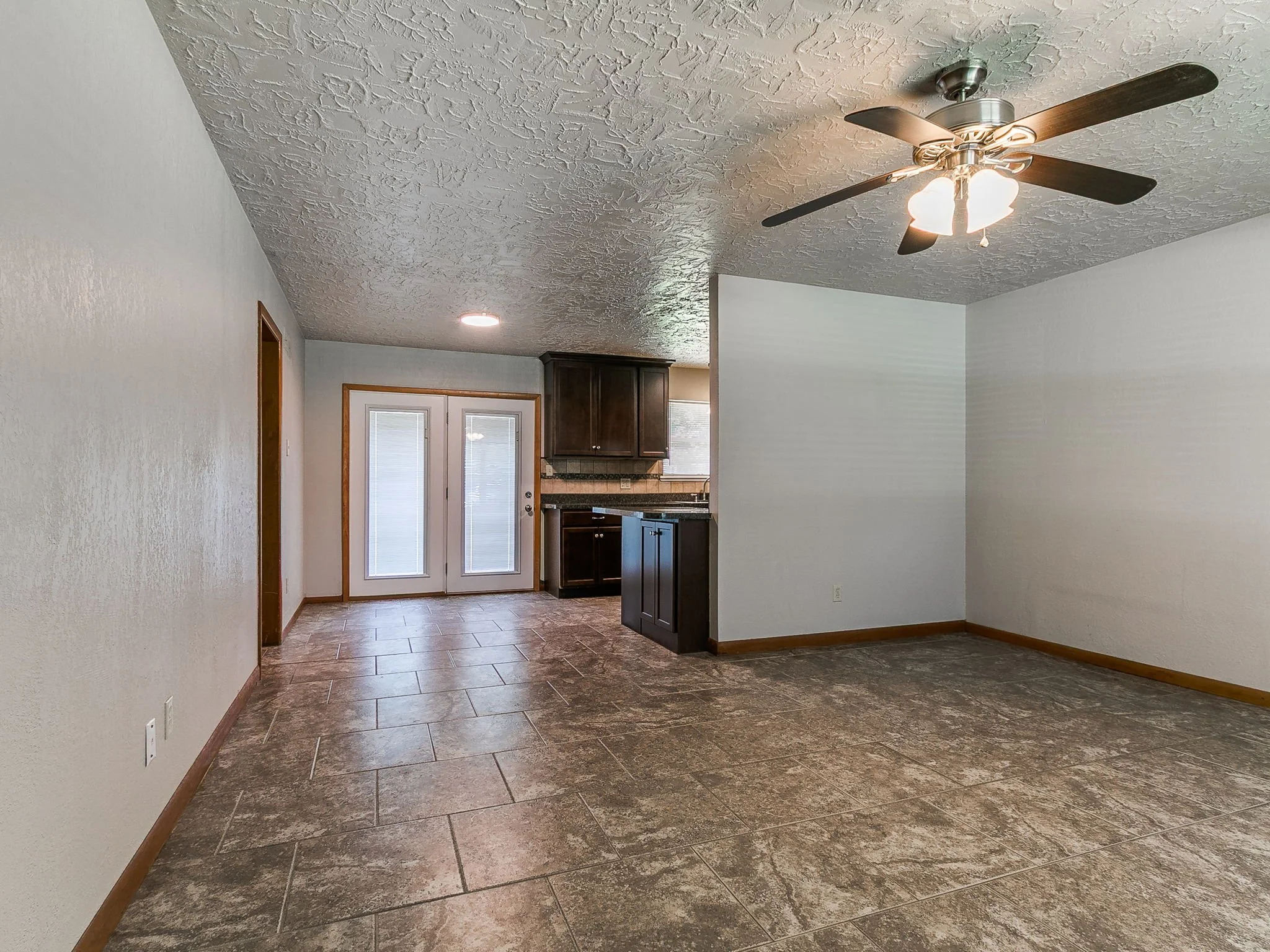 20-web-or-mls-212 S Mercedes Dr-24.jpg