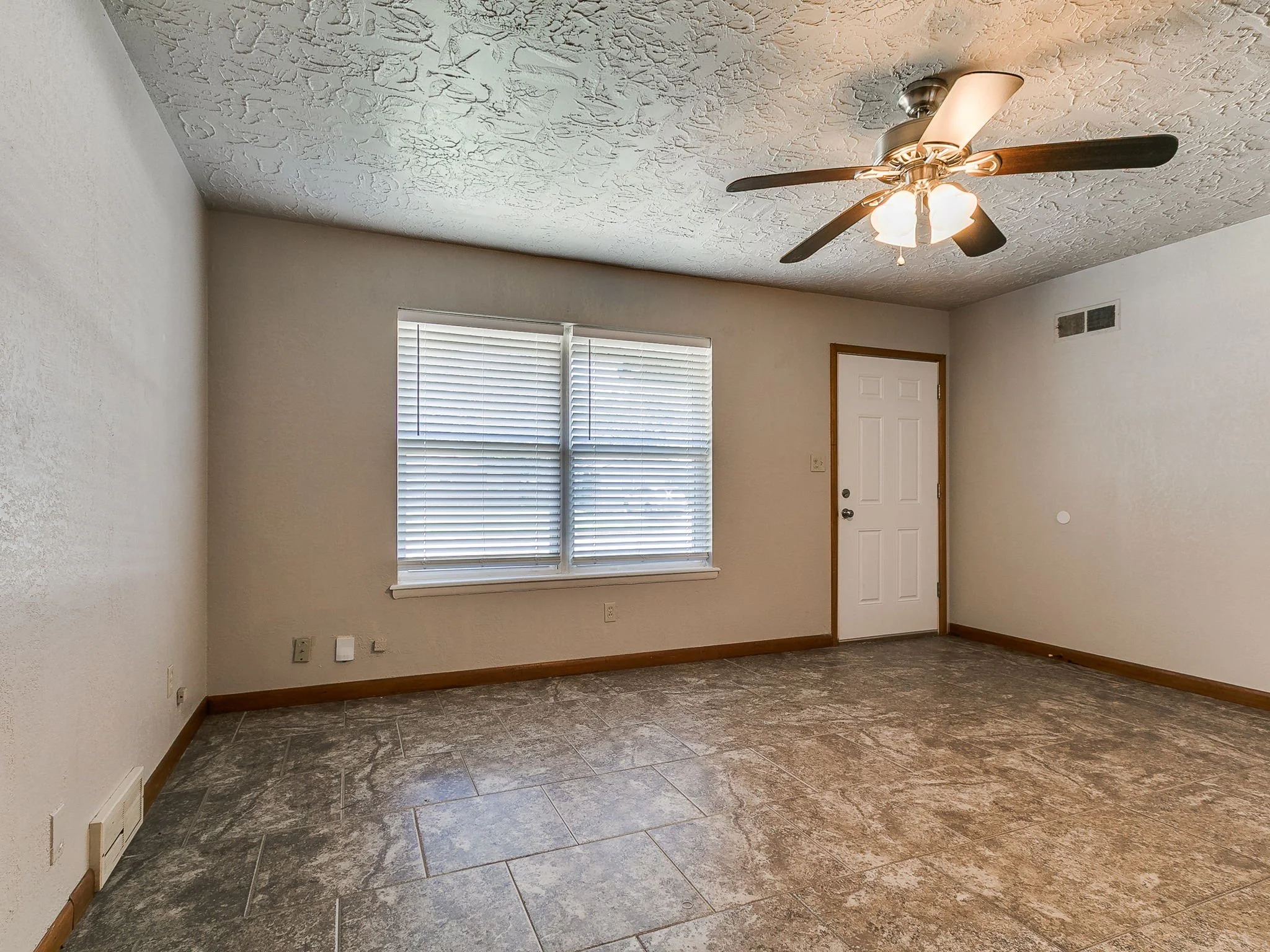 22-web-or-mls-212 S Mercedes Dr-26.jpg