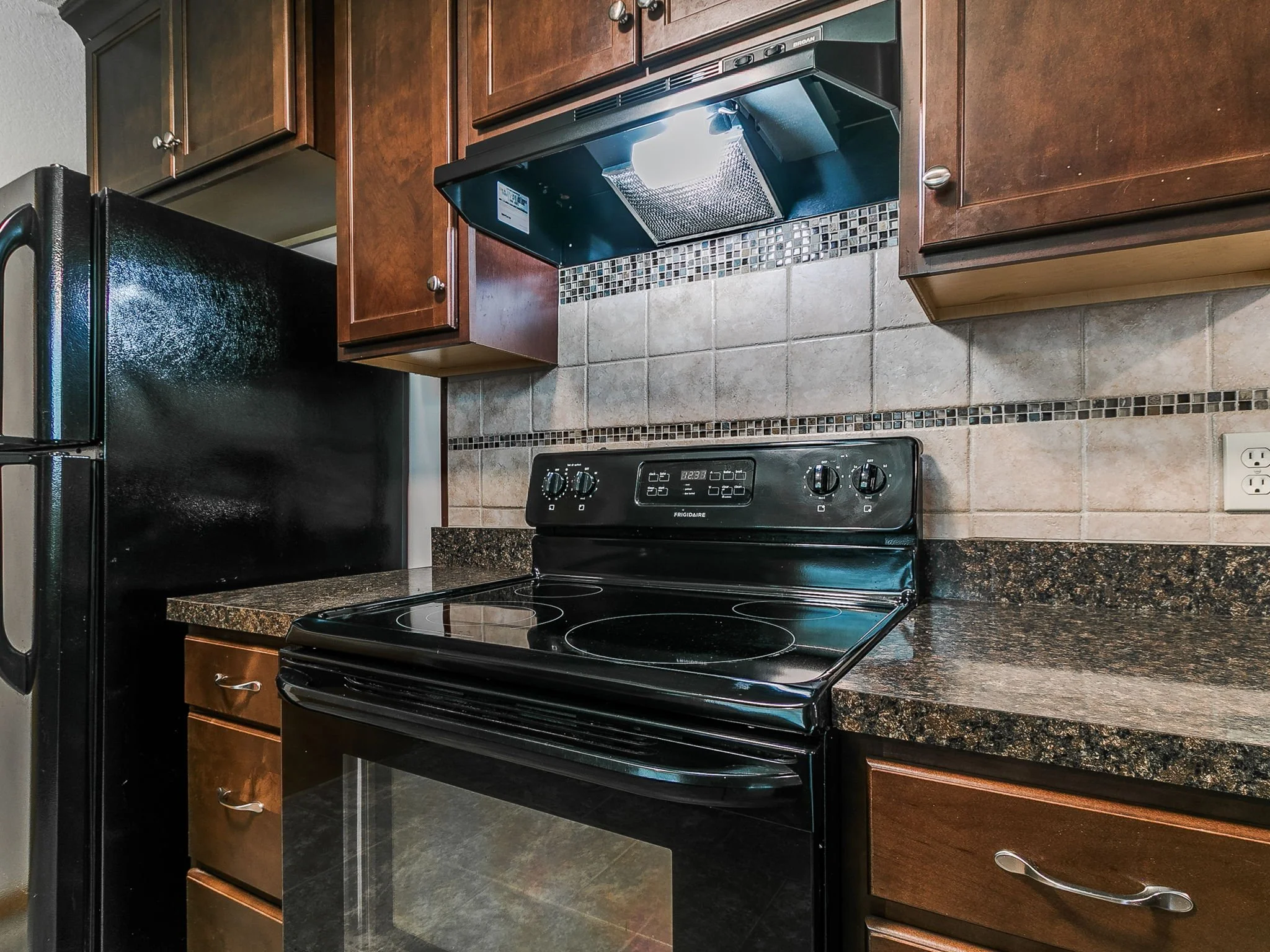 31-web-or-mls-212 S Mercedes Dr-35.jpg