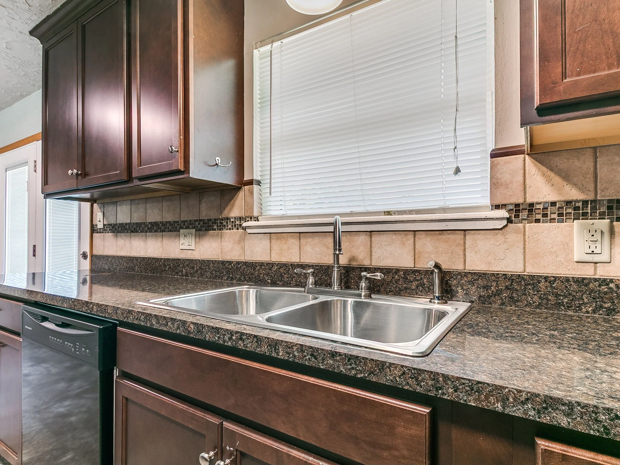 34-web-or-mls-212 S Mercedes Dr-38.jpg