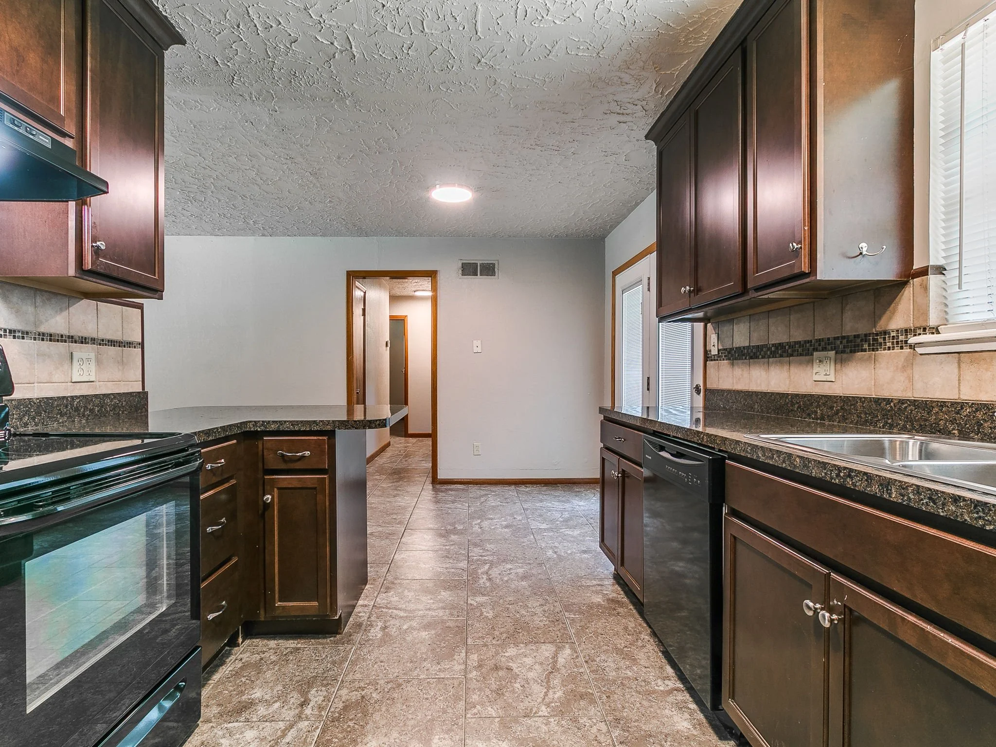 35-web-or-mls-212 S Mercedes Dr-39.jpg