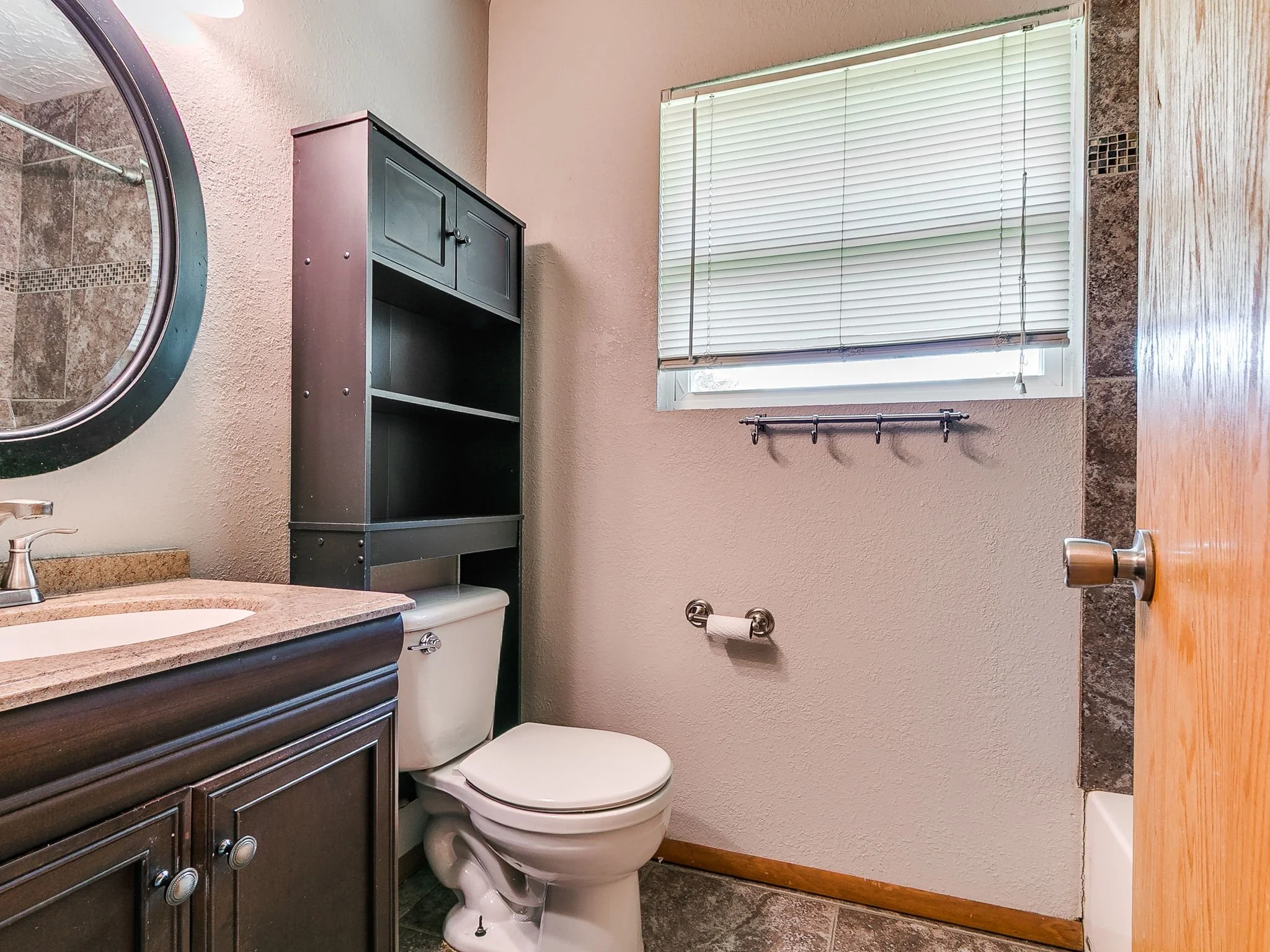 40-web-or-mls-212 S Mercedes Dr-44.jpg