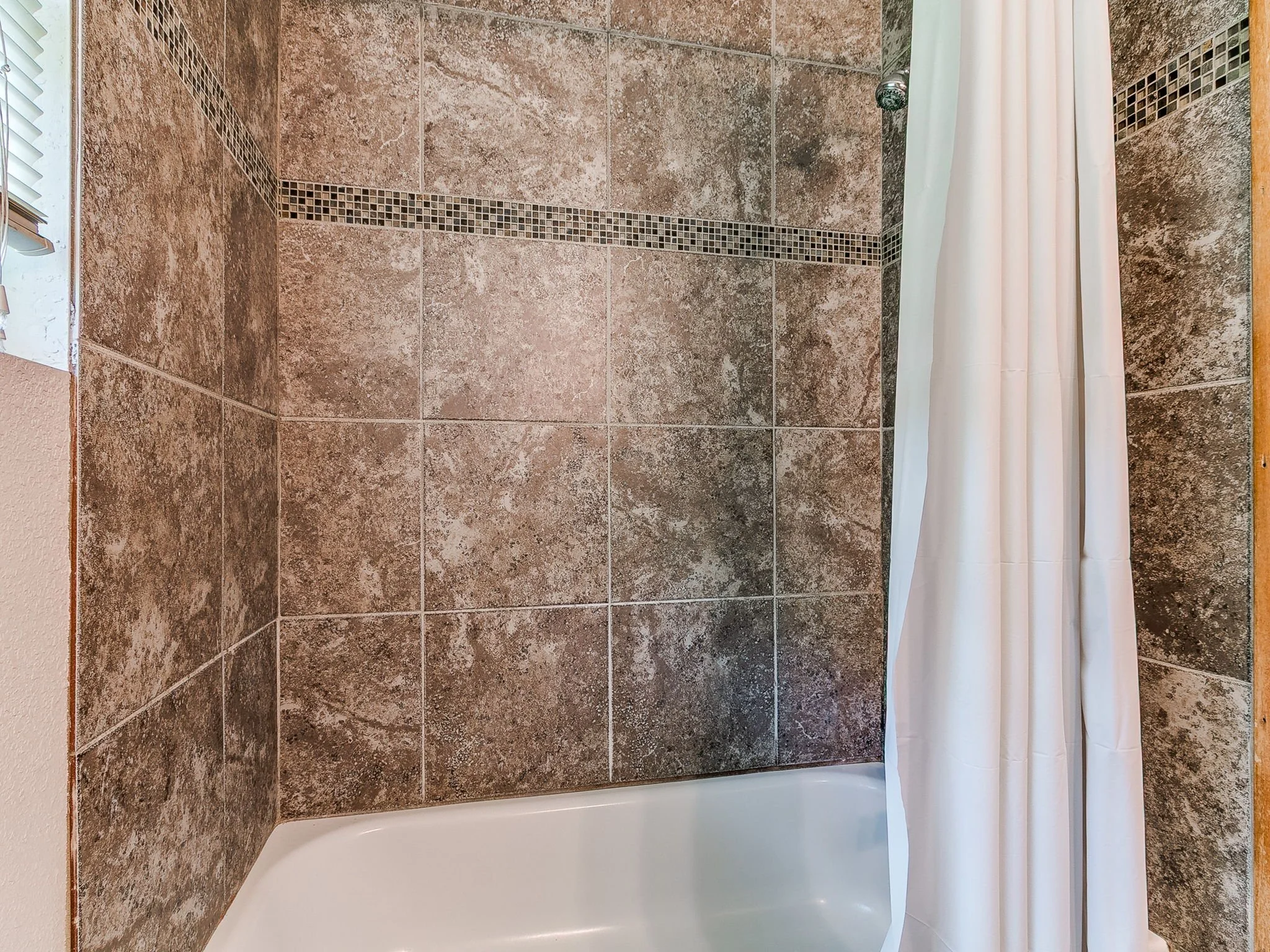 43-web-or-mls-212 S Mercedes Dr-47.jpg