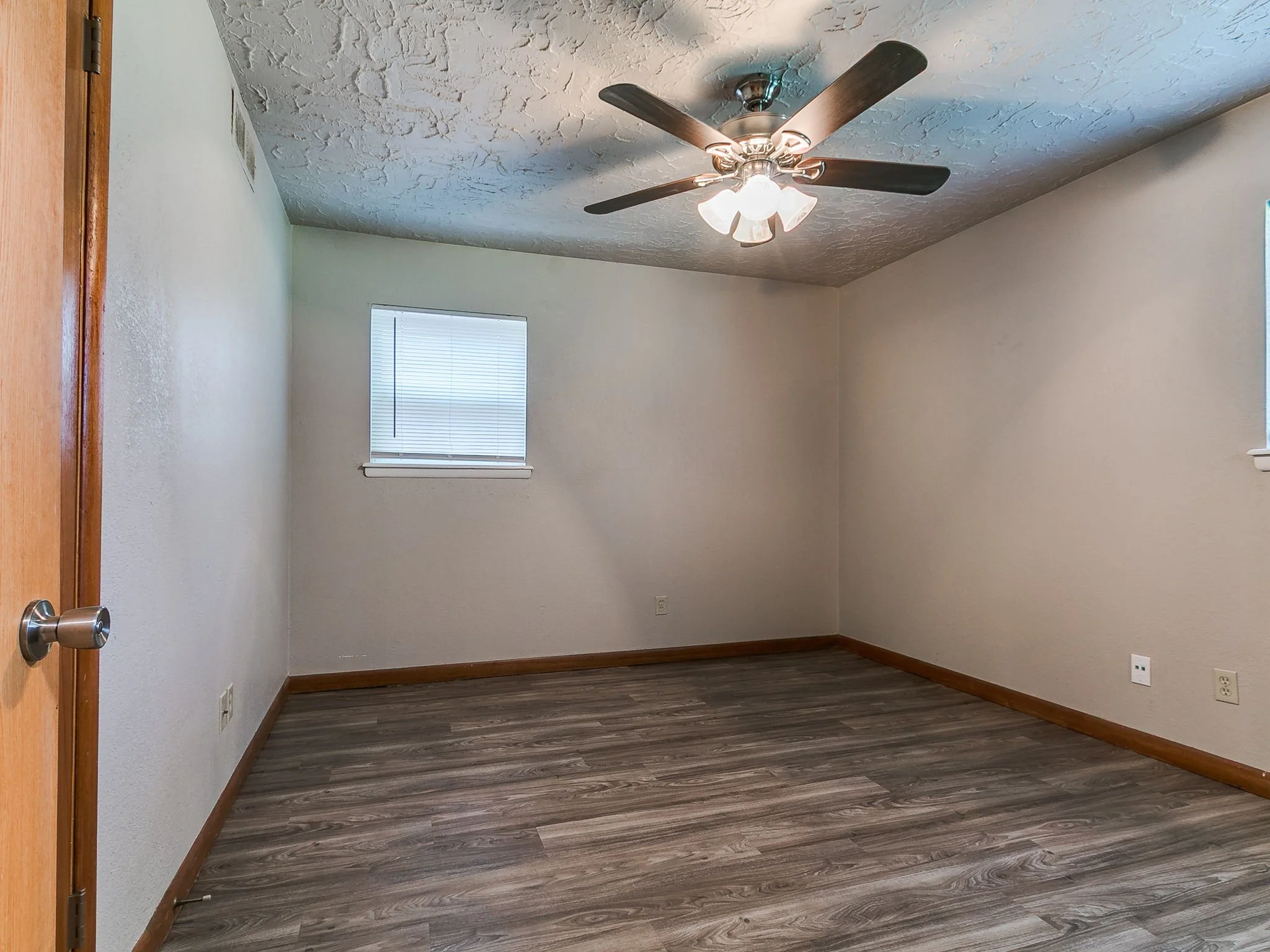 44-web-or-mls-212 S Mercedes Dr-48.jpg