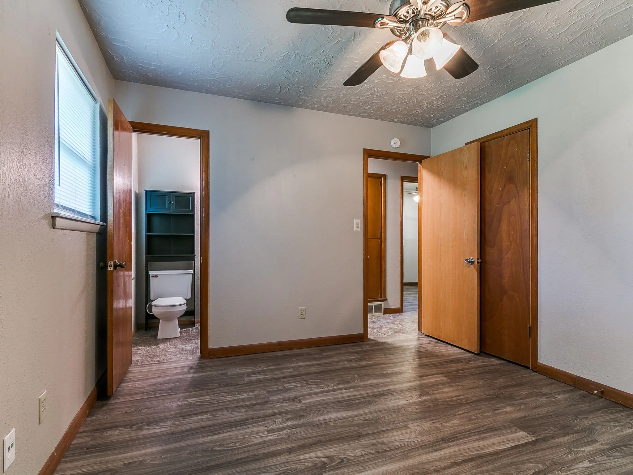 46-web-or-mls-212 S Mercedes Dr-50.jpg