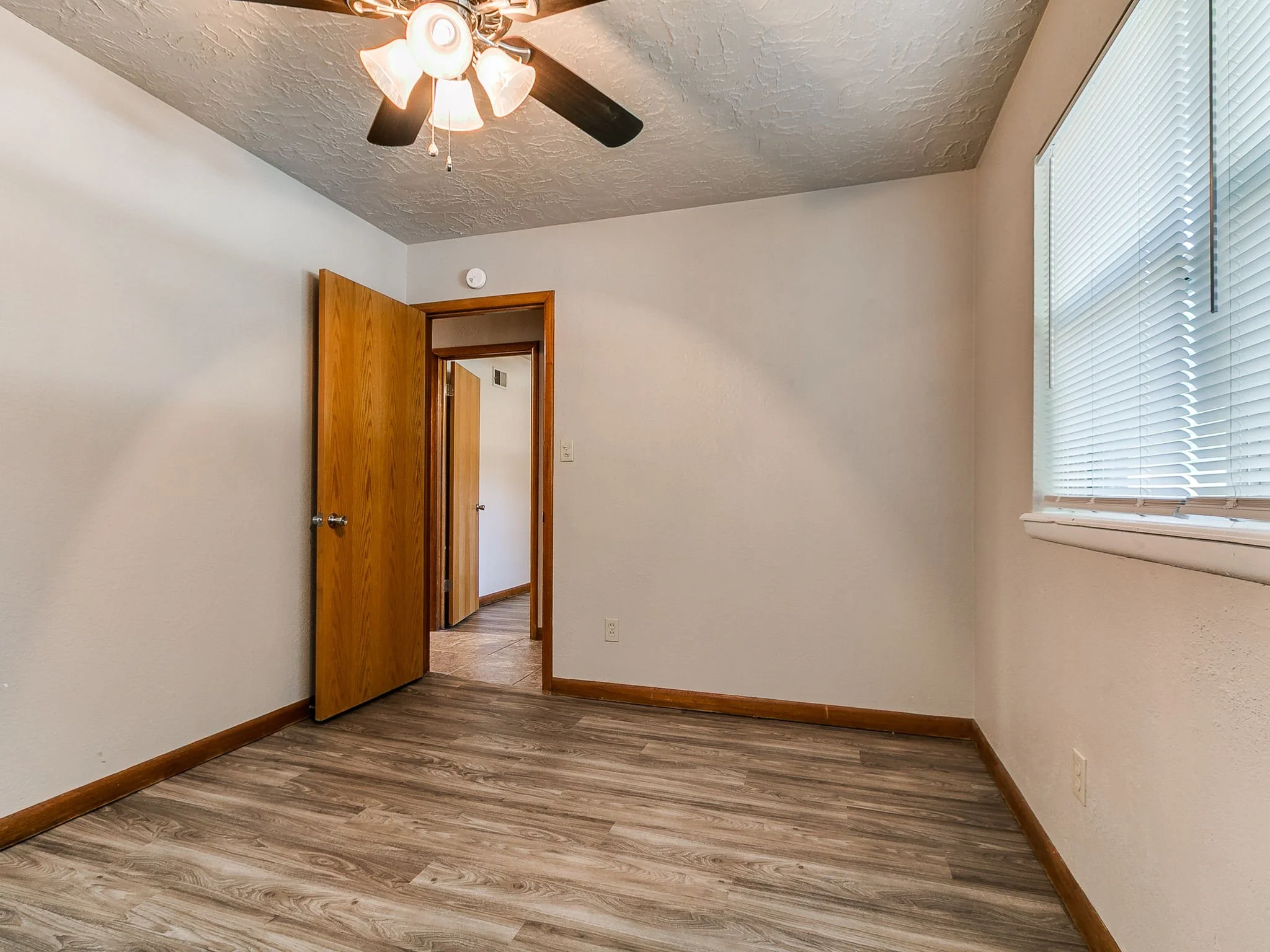 56-web-or-mls-212 S Mercedes Dr-60.jpg