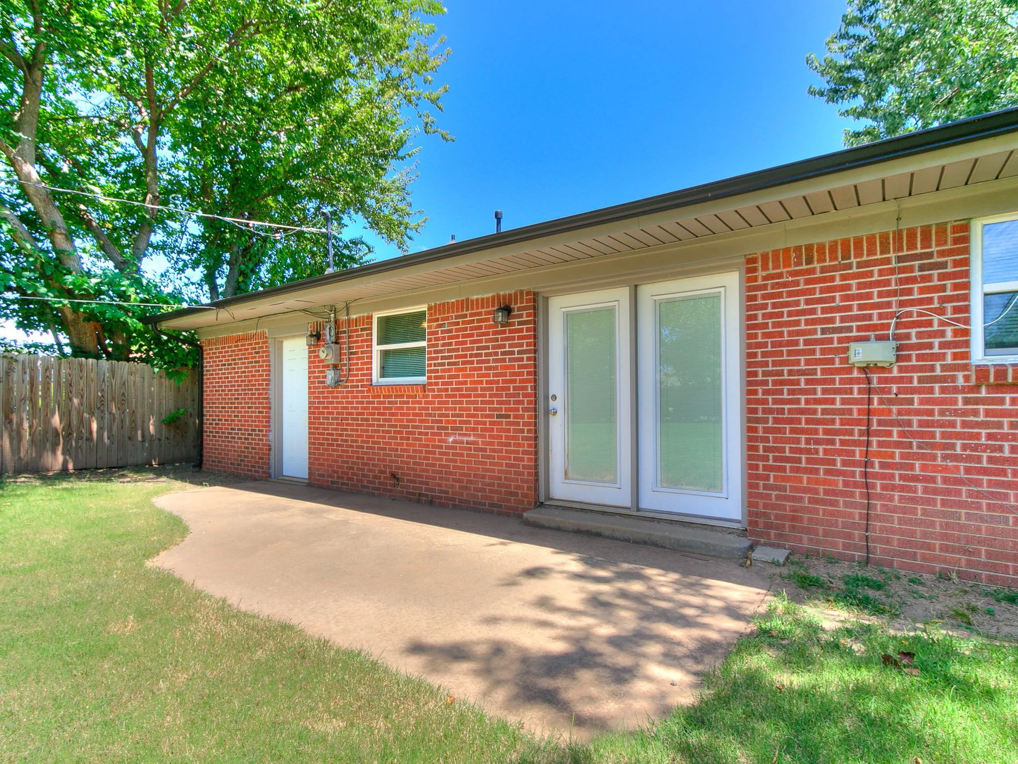 60-web-or-mls-212 S Mercedes Dr-9.jpg