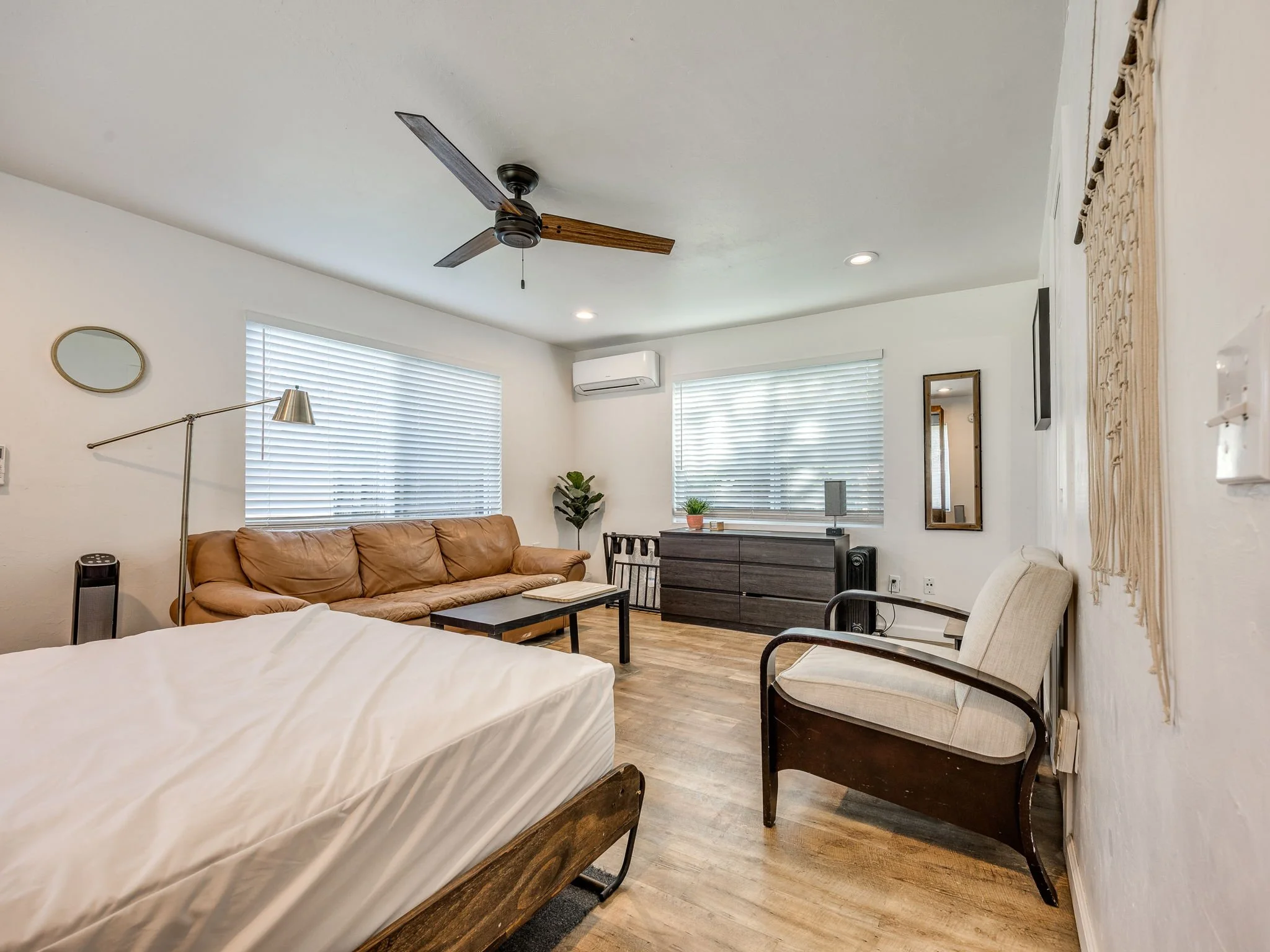 3-web-or-mls-217 E Daws St 1-12.jpg