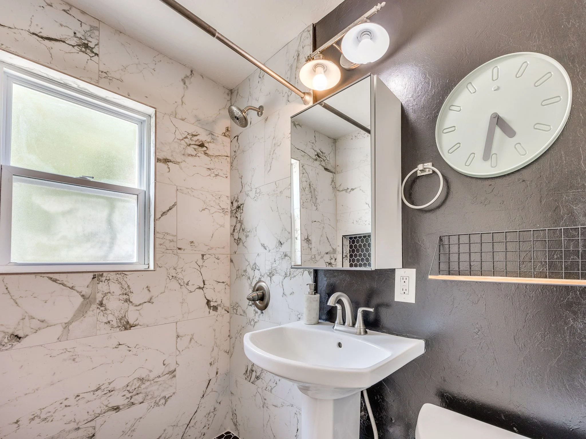 8-web-or-mls-217 E Daws St 1-17.jpg