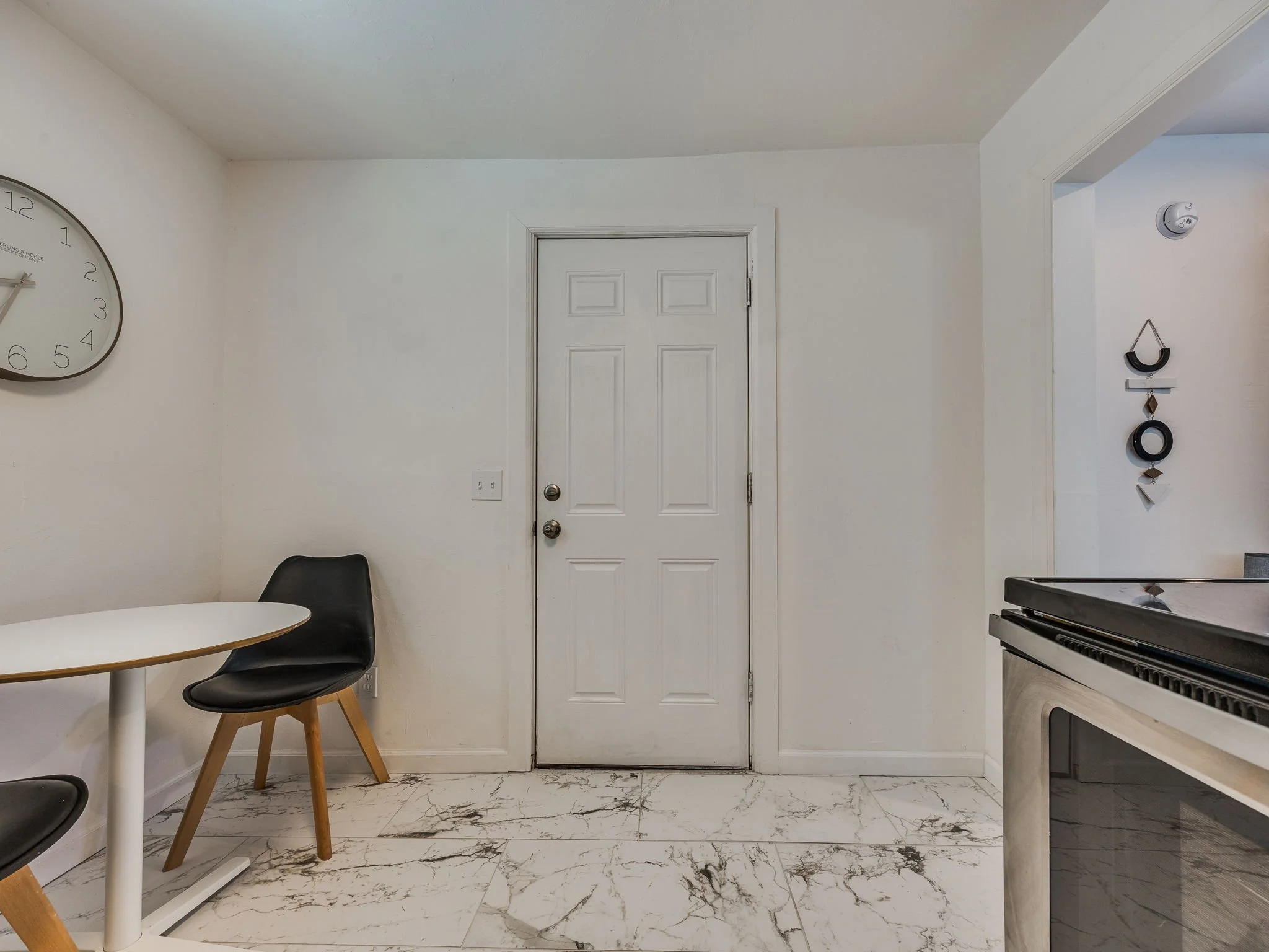 23-web-or-mls-217 E Daws St 1-7.jpg