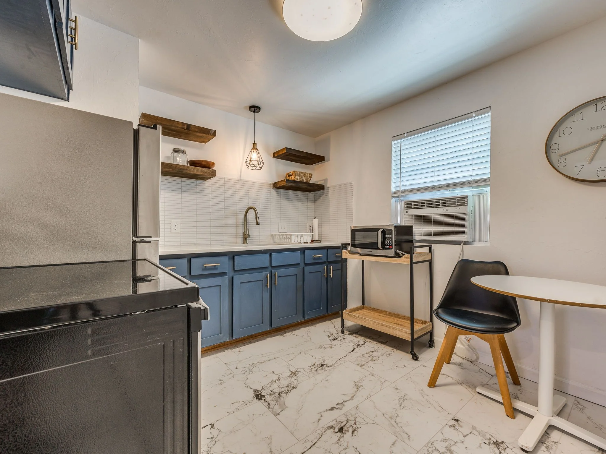 24-web-or-mls-217 E Daws St 1-8.jpg