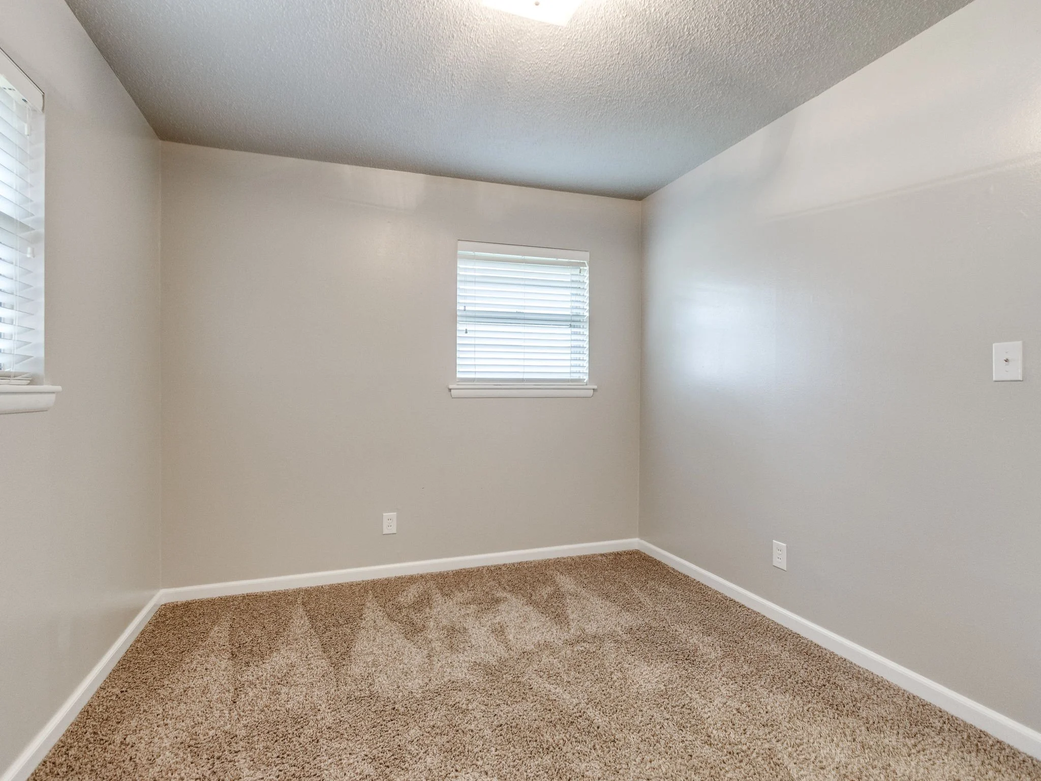 8-web-or-mls-1617 Avondale Dr-14.jpg