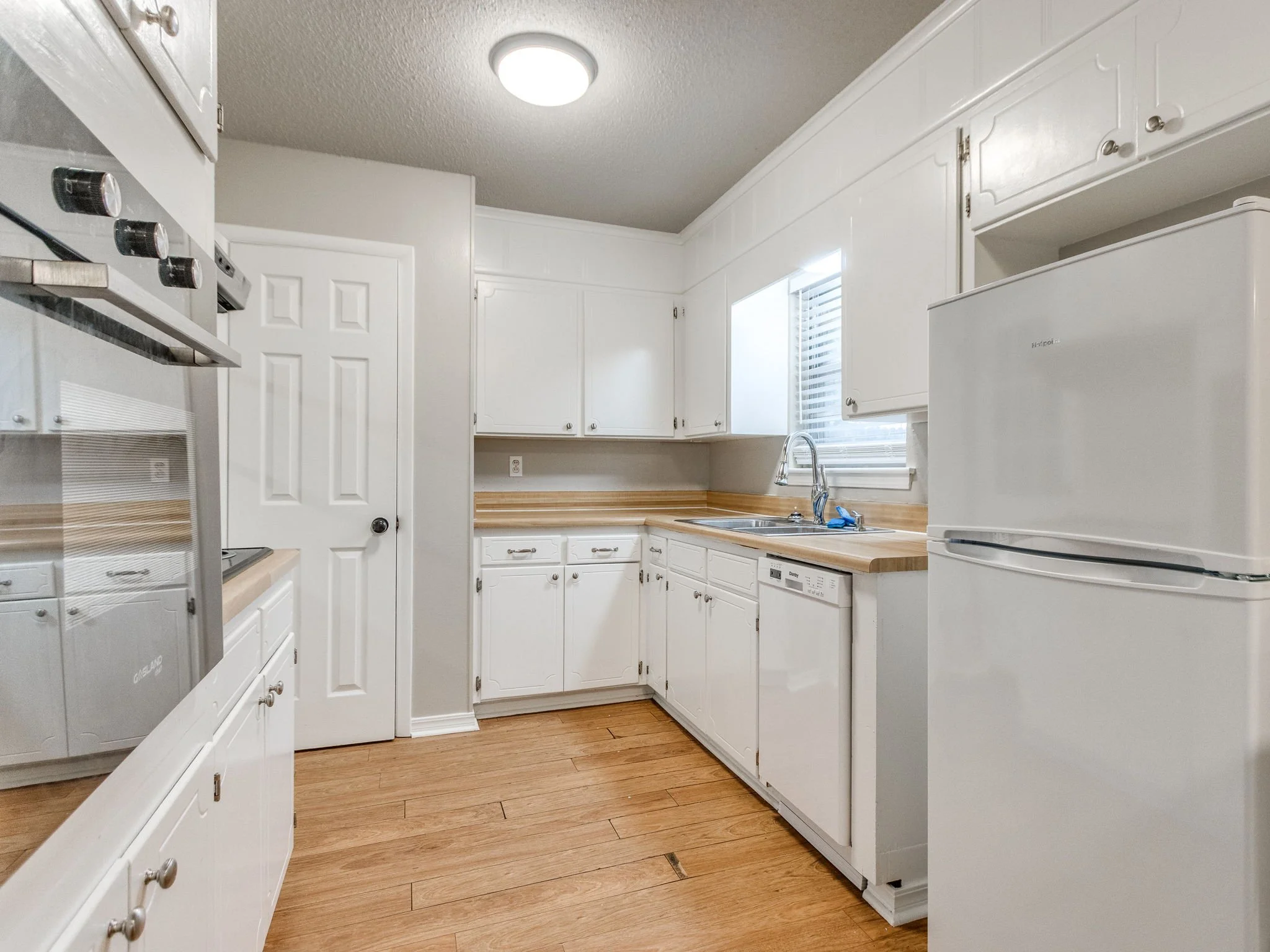 37-web-or-mls-1617 Avondale Dr-43.jpg