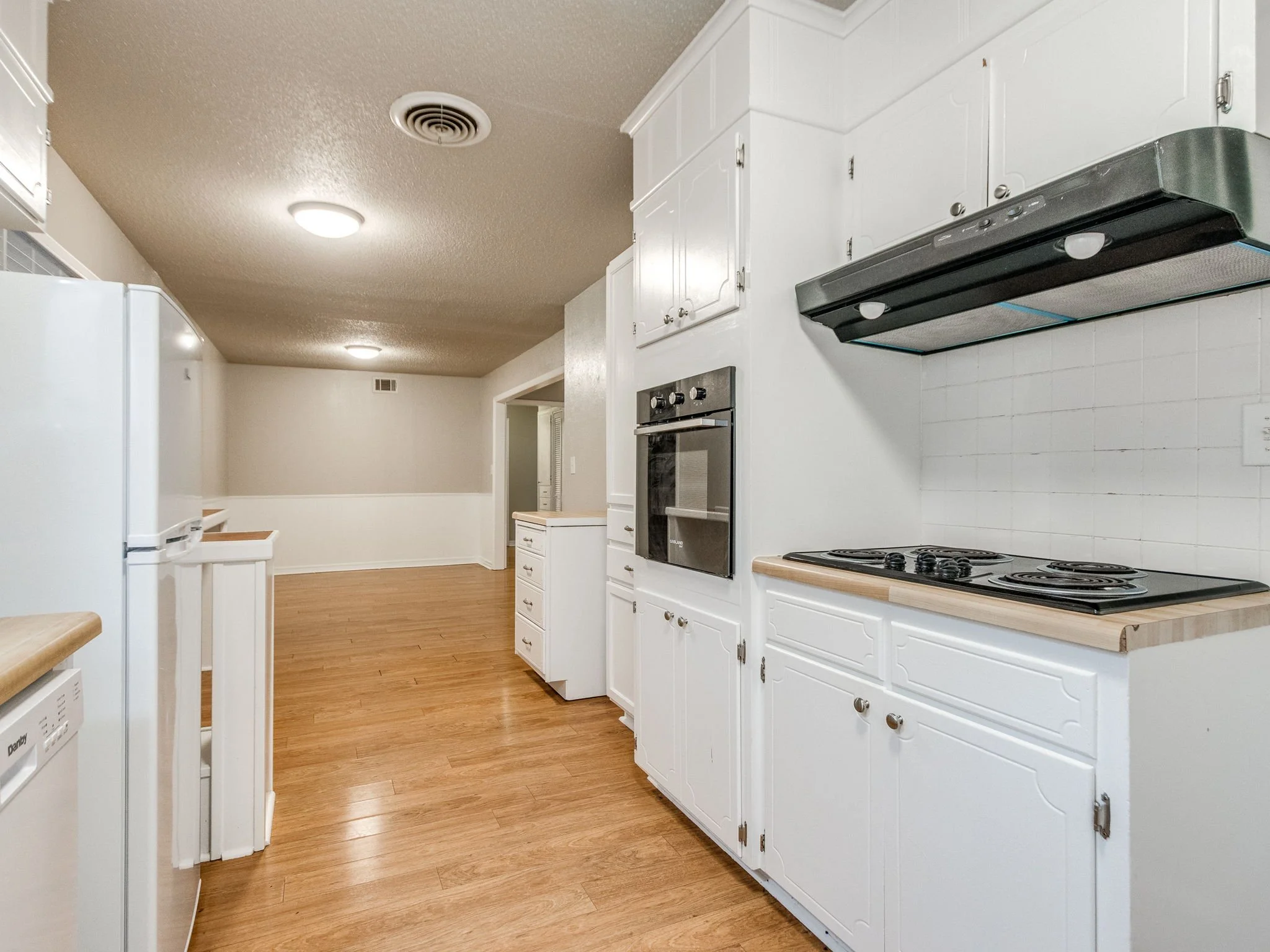 41-web-or-mls-1617 Avondale Dr-47.jpg