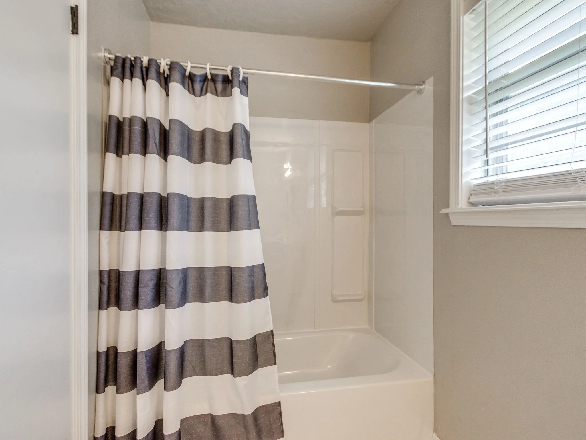 48-web-or-mls-1617 Avondale Dr-54.jpg